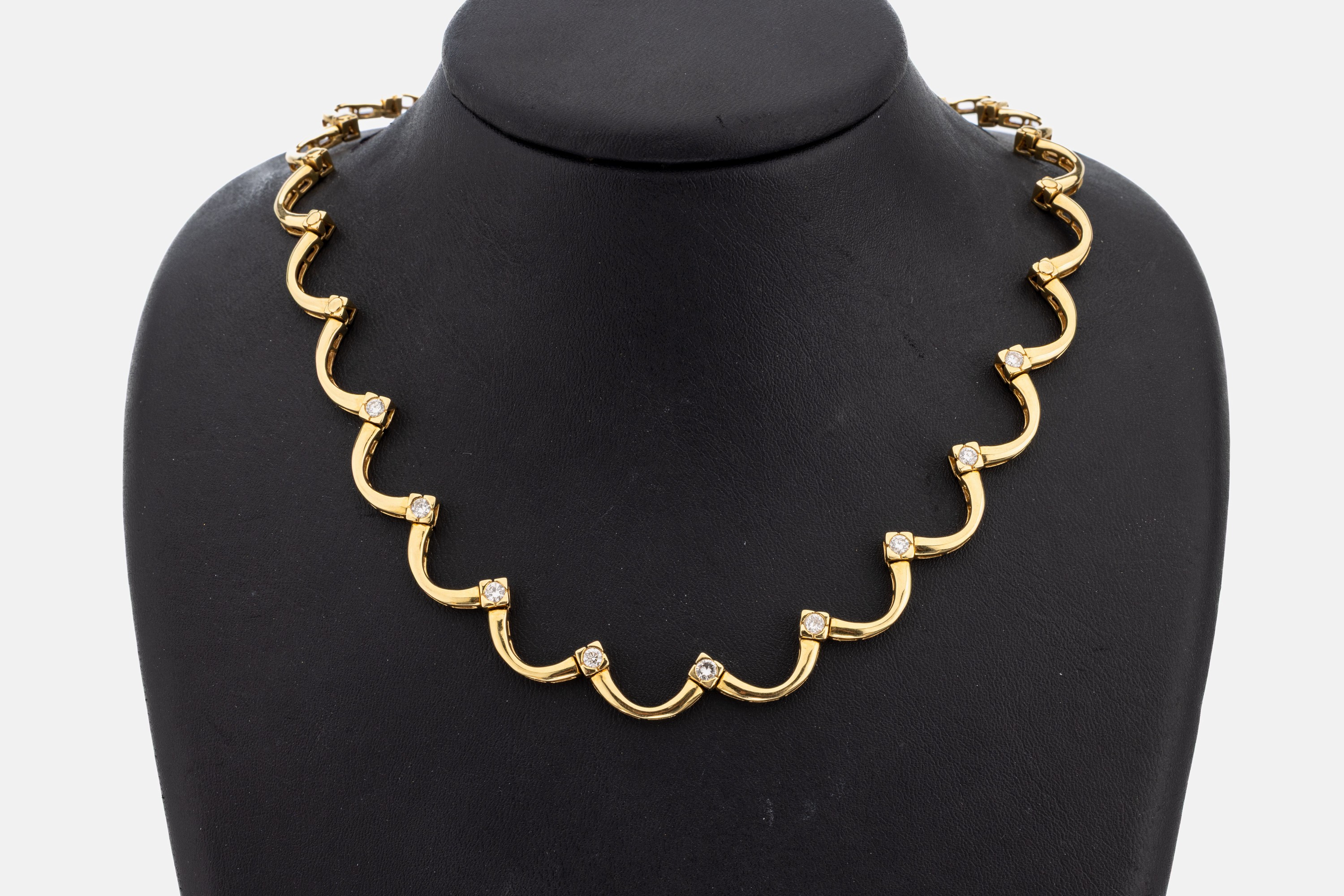 18 kt Gold Brillant-Collier, GG 750/000, geschwungene Glieder, 9 Brillanten zus. ca. 0.90 ct Weiß/p, L. ca. 45 cm, Kastenschloss mit ...