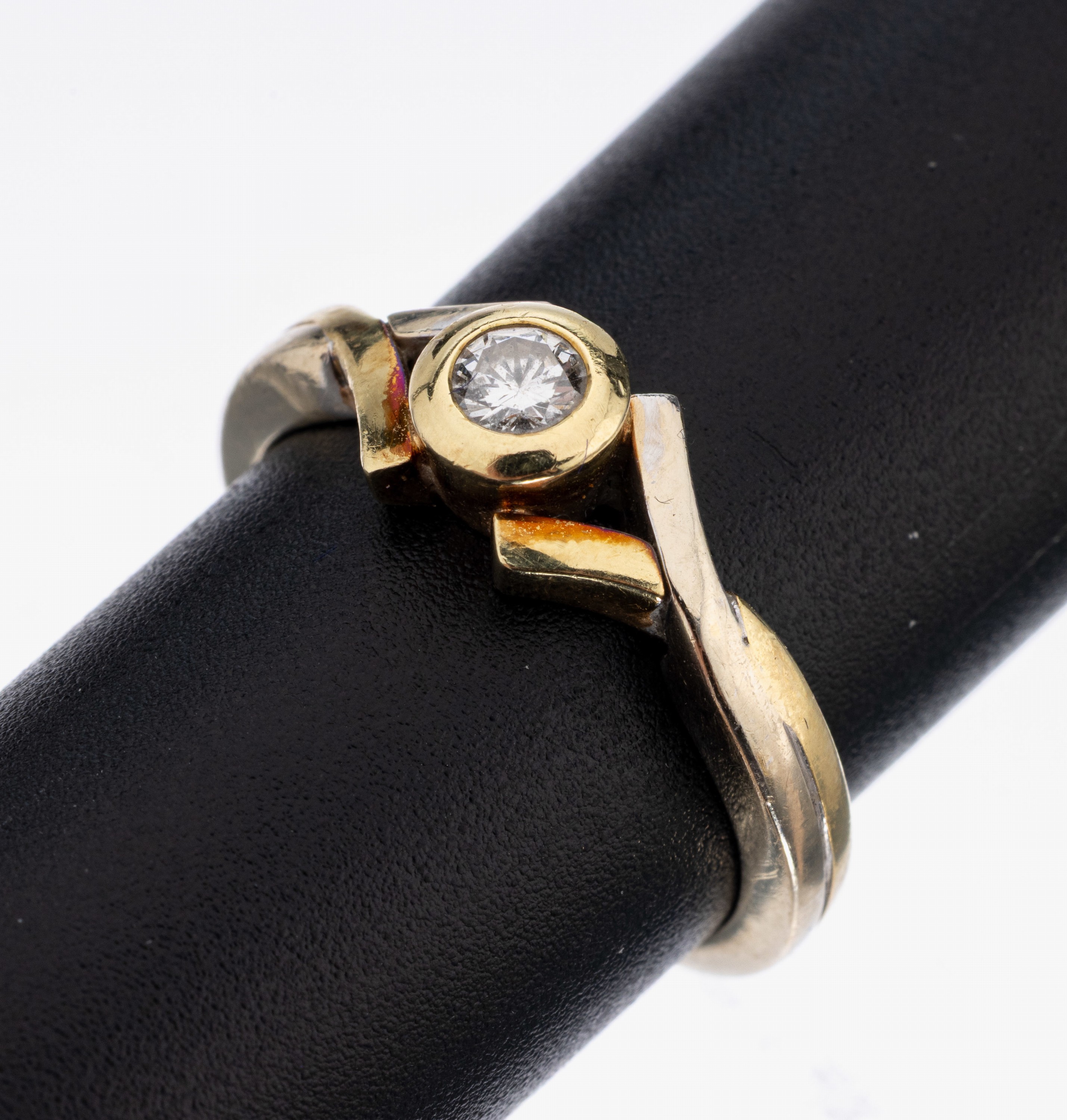 14 kt Gold Brillant-Ring, GG/WG 585/000, Brillant ca. 0.15 ct Weiß/p, RW 53, ca. 4.4 g
