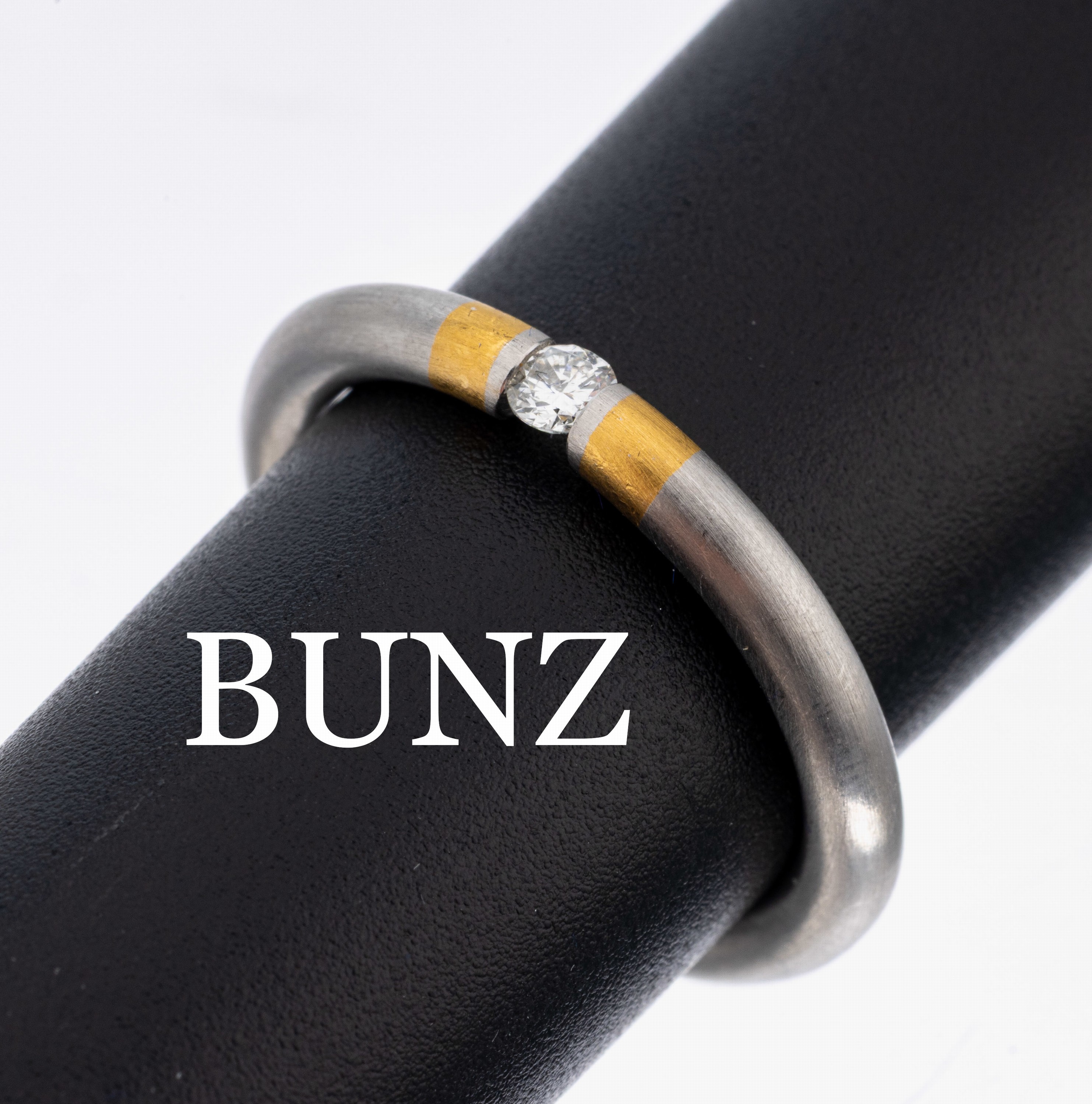 BUNZ Platin Brillant-Spannring, Pt 950 mattiert, Brillant ca. 0.10 ct (grav.) Weiß/vs, Einlagen aus GG, RW 57, ca 9.4 g, sign.