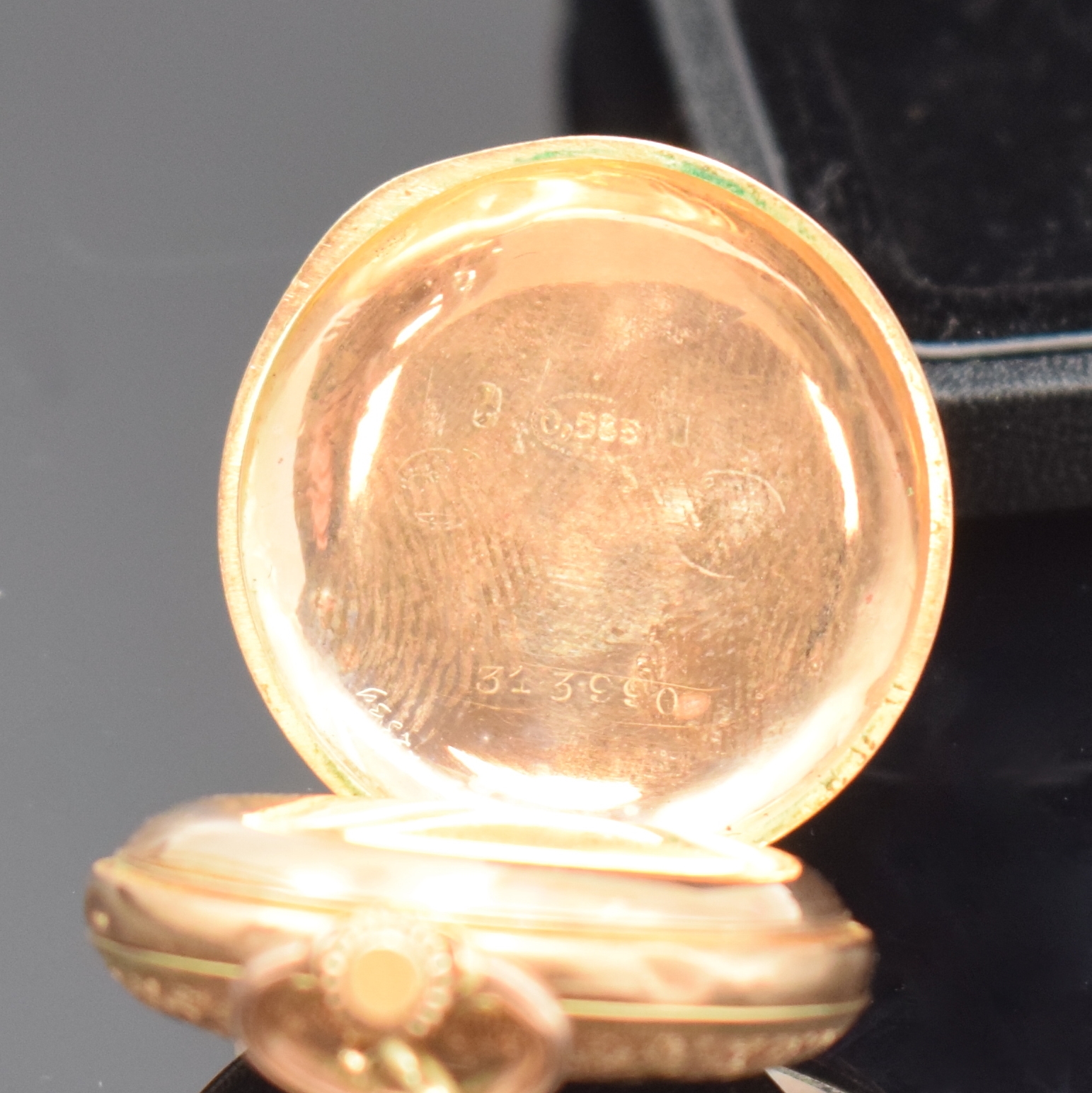 Detail b: Email-Damensavonette mit Kette in RoseG 585/000, Schweiz um 1910, guill. 3-Deckel Geh. dell., Emailzifferbl. m. arab. Zahlen, gold. Zeiger, verg. ...