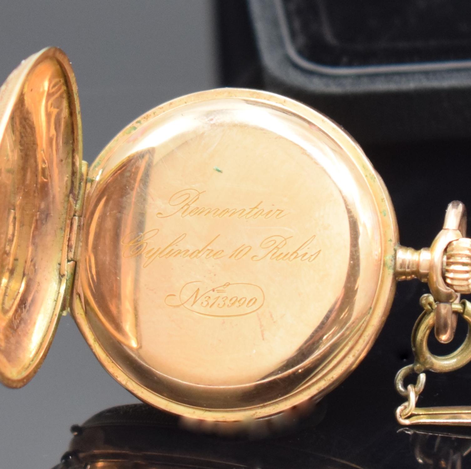 Detail c: Email-Damensavonette mit Kette in RoseG 585/000, Schweiz um 1910, guill. 3-Deckel Geh. dell., Emailzifferbl. m. arab. Zahlen, gold. Zeiger, verg. ...
