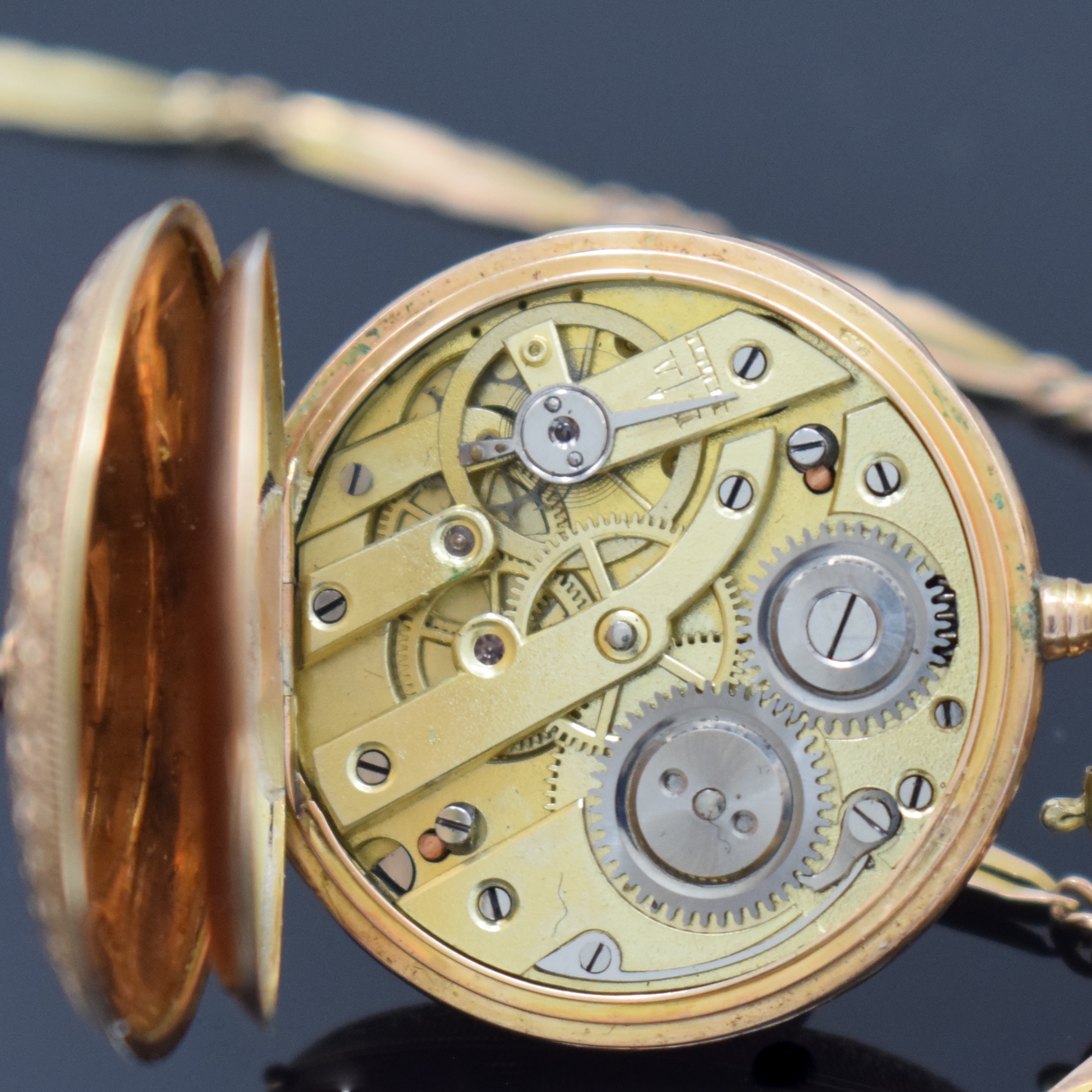 Detail d: Email-Damensavonette mit Kette in RoseG 585/000, Schweiz um 1910, guill. 3-Deckel Geh. dell., Emailzifferbl. m. arab. Zahlen, gold. Zeiger, verg. ...