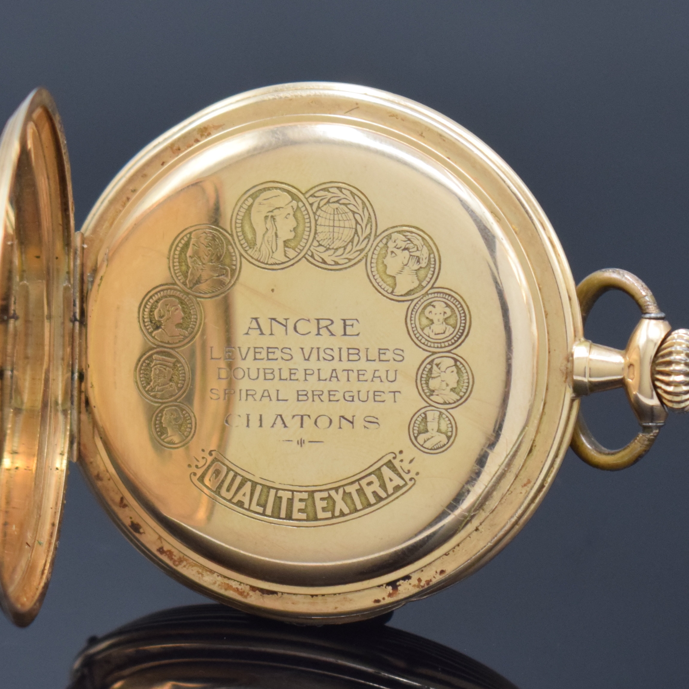 Detail a: Herrensavonette in GG 585/000 mit Chatelain in GG 585/000, Schweiz um 1930, guill. 3- Deckel Goldgeh. dell., silb. Zifferbl. m. arab. Zahlen fleck., ...
