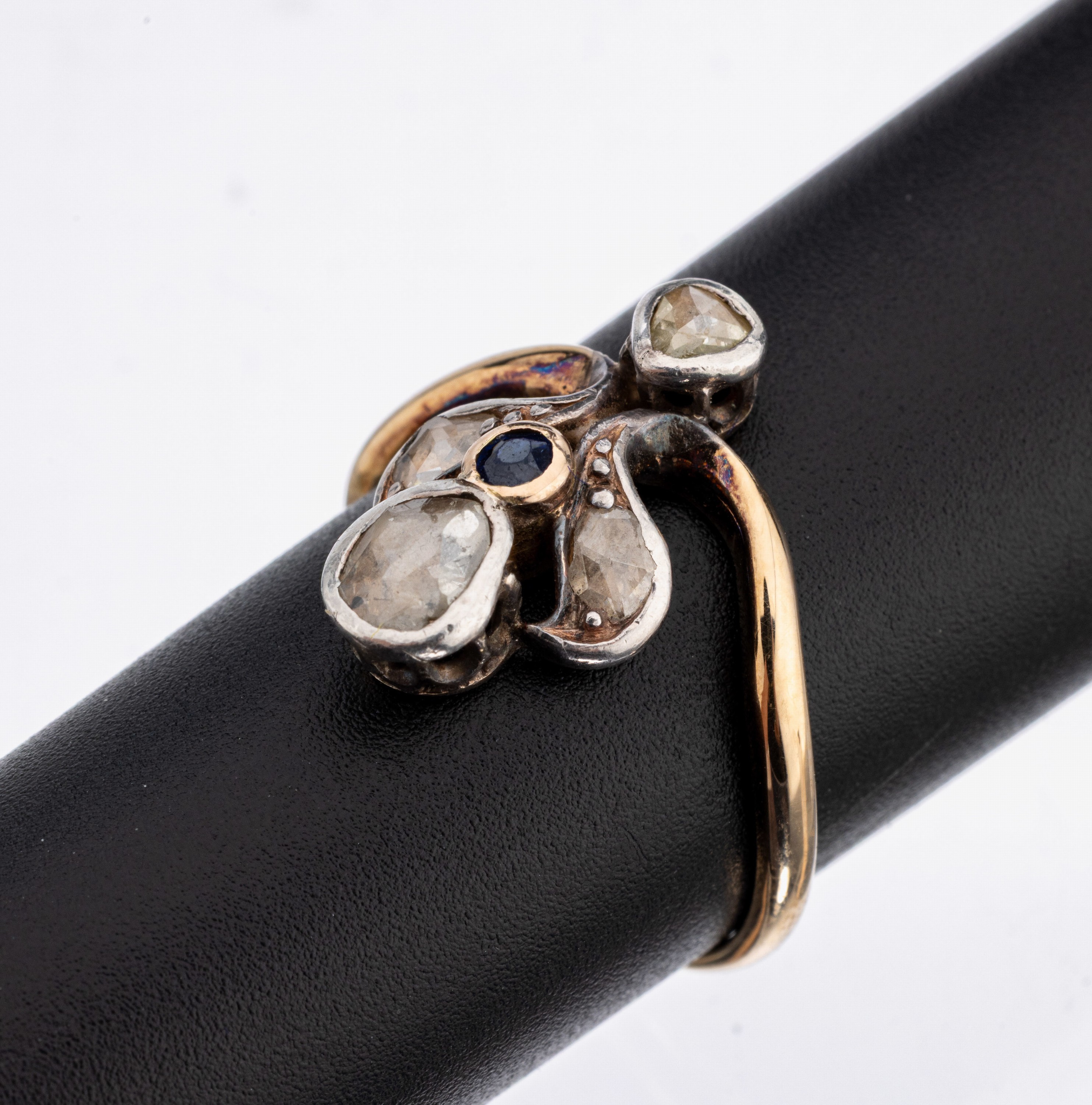 8 kt Gold Diamant-Saphir-Ring, um 1900, GG 333/000 und Silber gepr., reiner Jugendstil, 4 Diamant-Rosen zus. ca. 0.50 ct, rundfacett. Saphir ca. ...