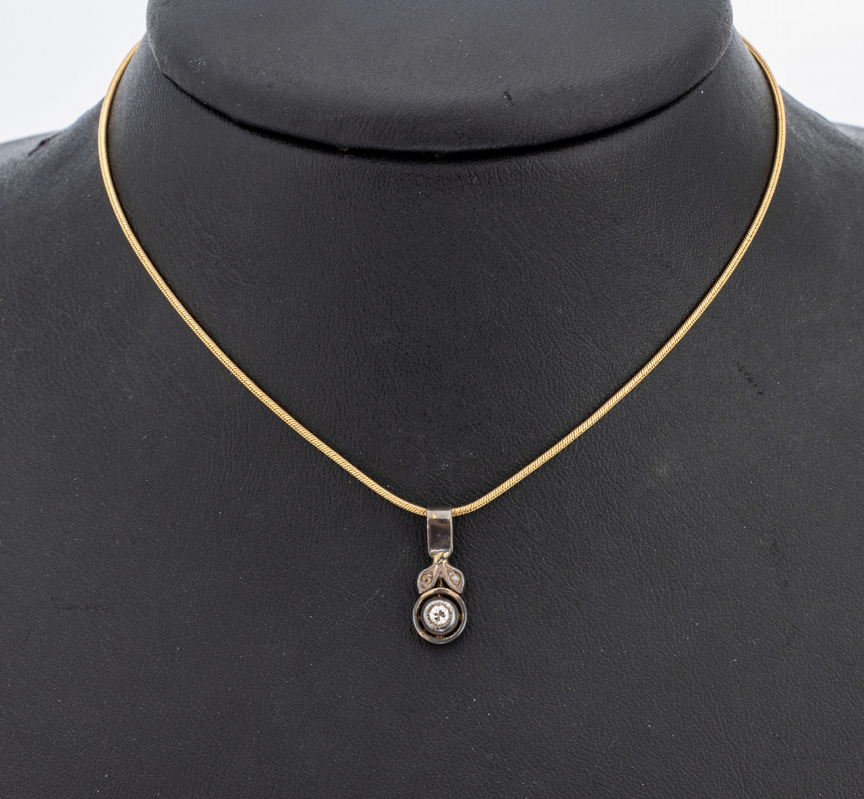 14 kt Gold Brillant-Anhänger, GG/WG 585/000, in Form einer Blüte mit kl. Brillant,urspr. aus größerem Zusammenhang, an Kette, L.ca. 44 cm, ...