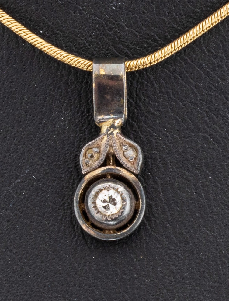 Detail a: 14 kt Gold Brillant-Anhänger, GG/WG 585/000, in Form einer Blüte mit kl. Brillant,urspr. aus größerem Zusammenhang, an Kette, L.ca. 44 cm, ...