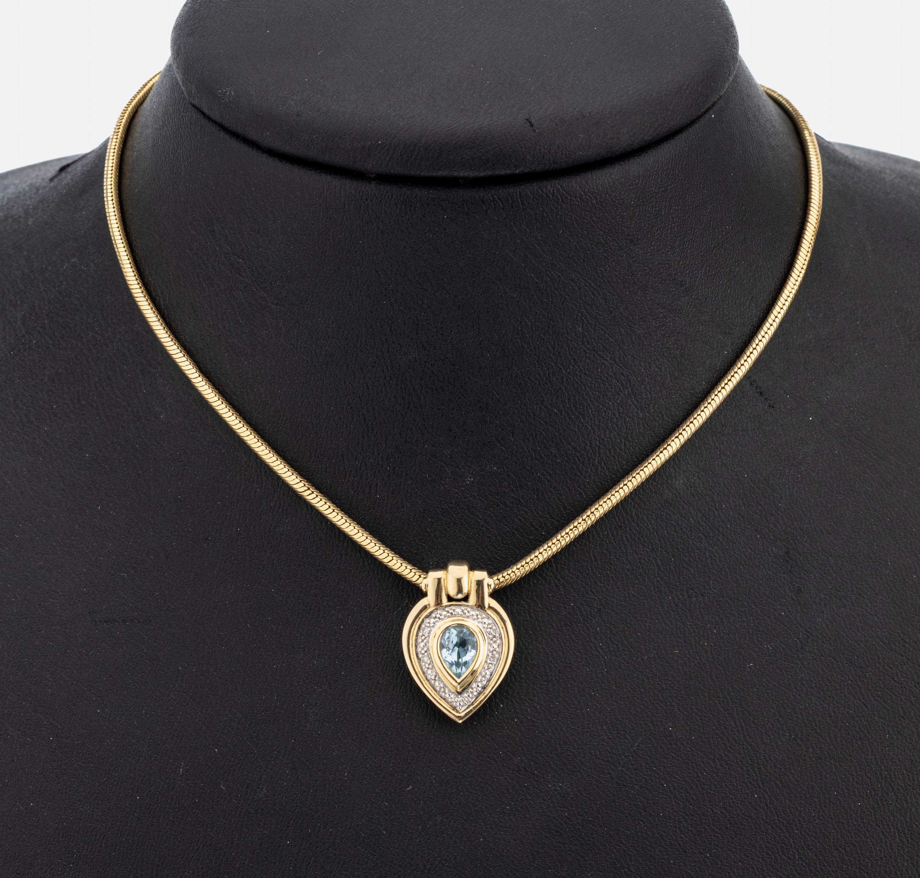 14 kt Gold Topas-Diamant-Anhänger, GG 585/000, facett. Topas-Tropfen (beh.), 4 kl. 8/8-Diamanten, an Schlangenkette, L. ca. 51.5 cm, ...
