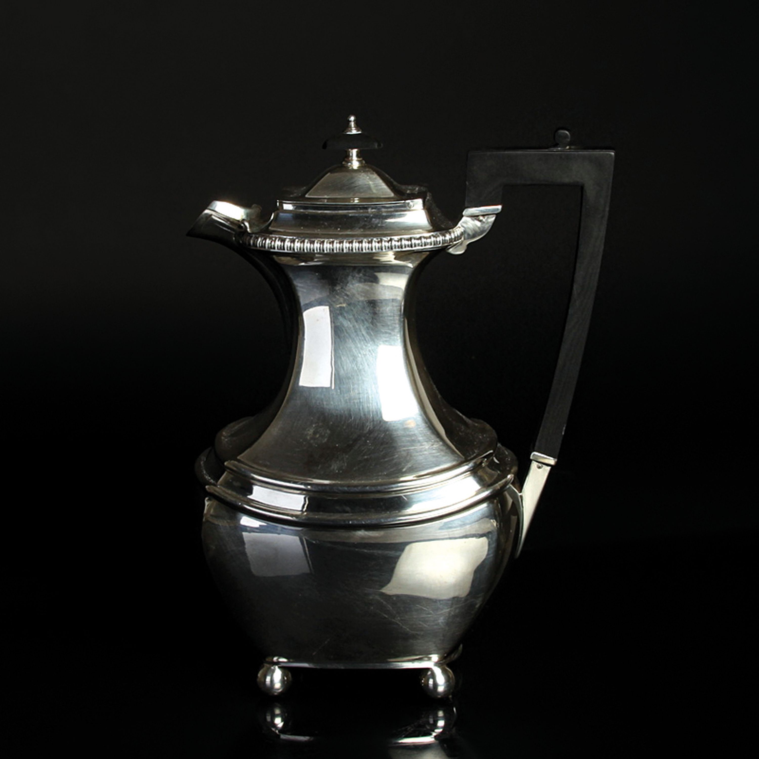Silberkanne, James Dixon & Sons, Sheffield, 1937, Silber, ca. 686g, Handhabe aus geschwärztem Holz, nach klassizistischem Vorbild von 1810, am Boden ...