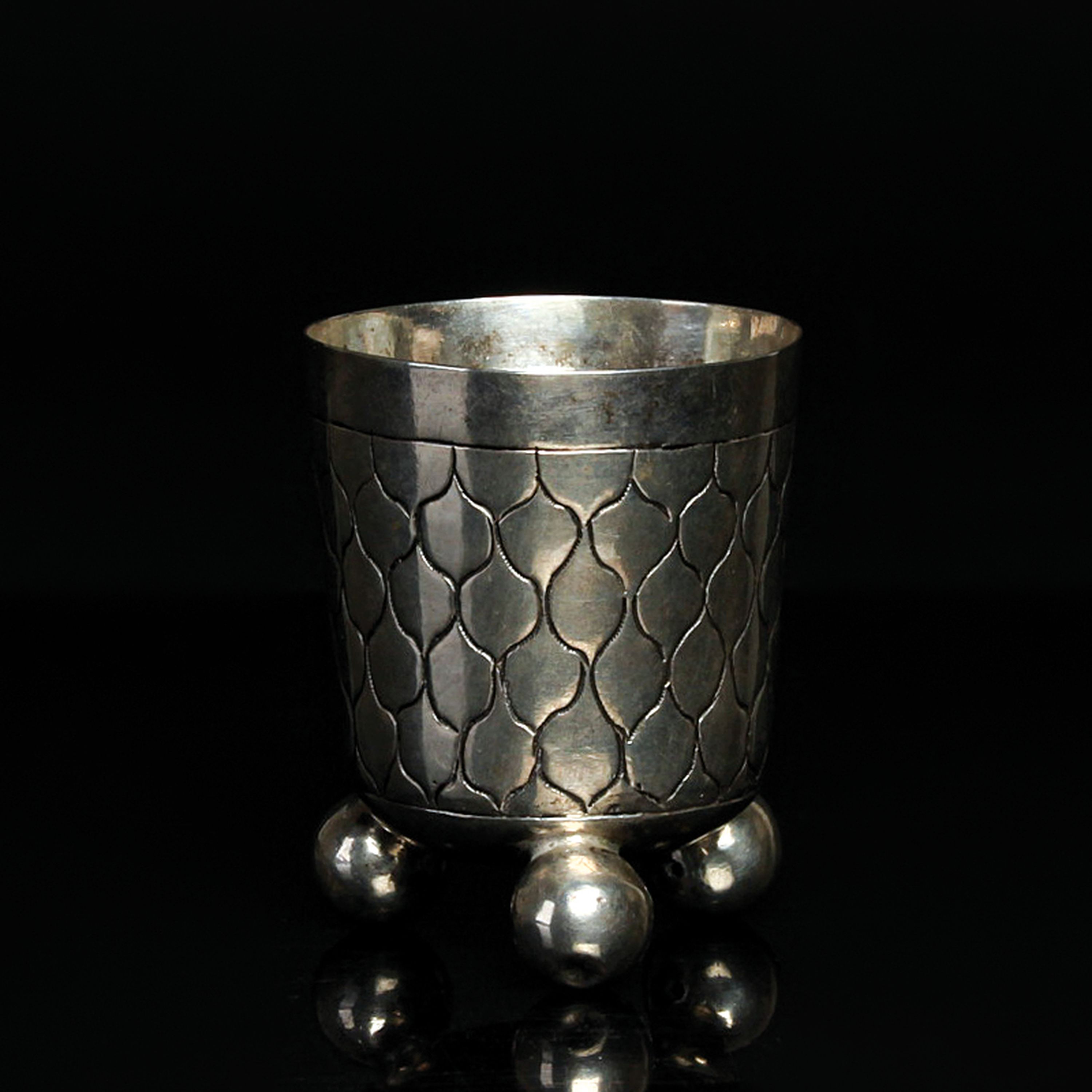 Detail a: Barocker Kugelfußbecher, Meister CB, Augsburg,um 1749-51, Silber, drei ausgestellte Kugelfüße, Wandung mit schuppenähnlichem Dekor, Meistermarke ...