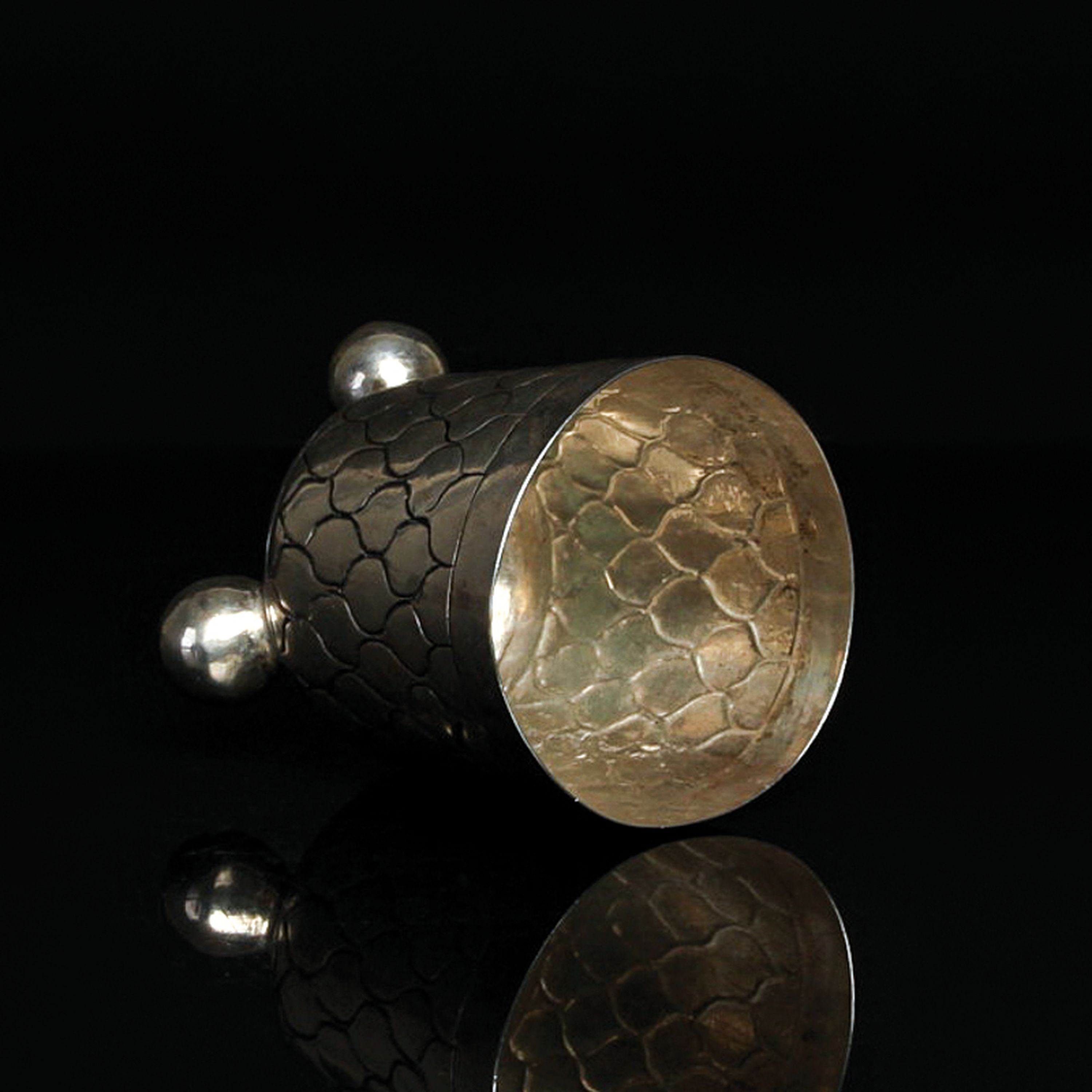 Detail b: Barocker Kugelfußbecher, Meister CB, Augsburg,um 1749-51, Silber, drei ausgestellte Kugelfüße, Wandung mit schuppenähnlichem Dekor, Meistermarke ...