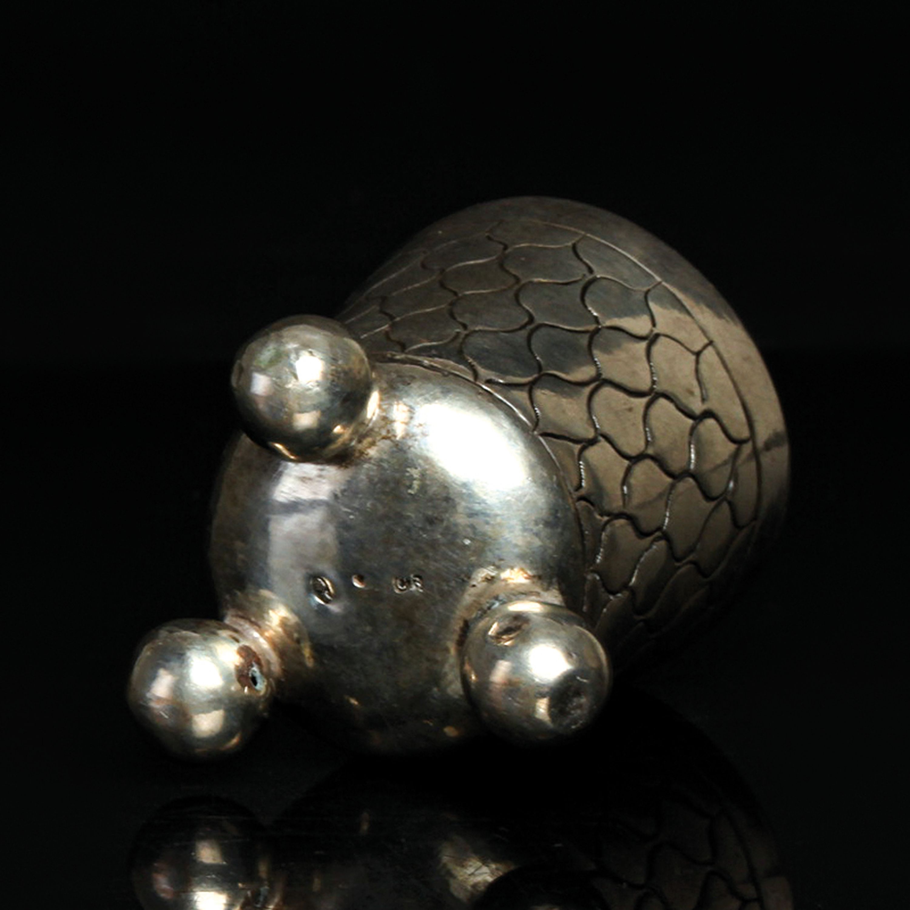 Detail c: Barocker Kugelfußbecher, Meister CB, Augsburg,um 1749-51, Silber, drei ausgestellte Kugelfüße, Wandung mit schuppenähnlichem Dekor, Meistermarke ...