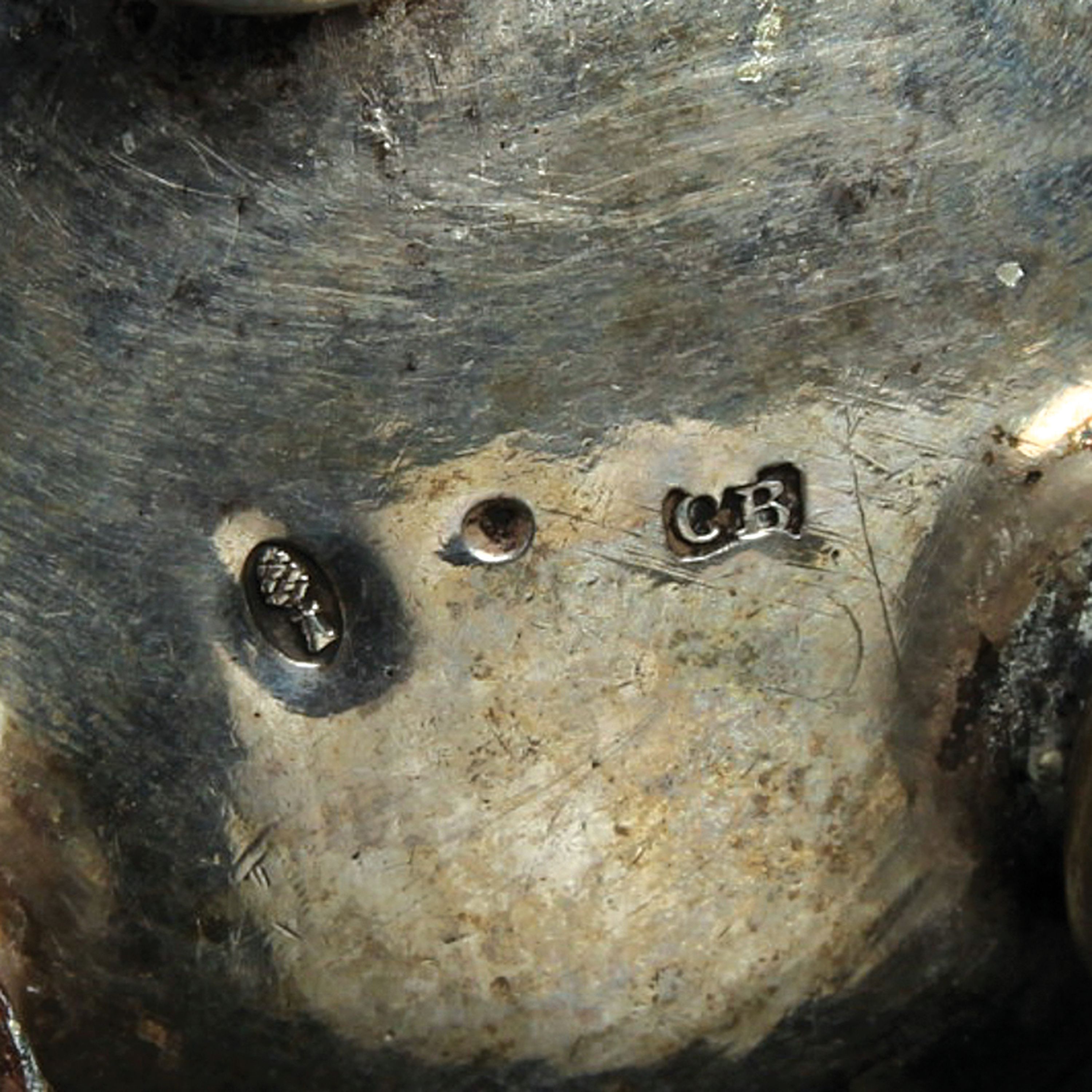 Detail d: Barocker Kugelfußbecher, Meister CB, Augsburg,um 1749-51, Silber, drei ausgestellte Kugelfüße, Wandung mit schuppenähnlichem Dekor, Meistermarke ...