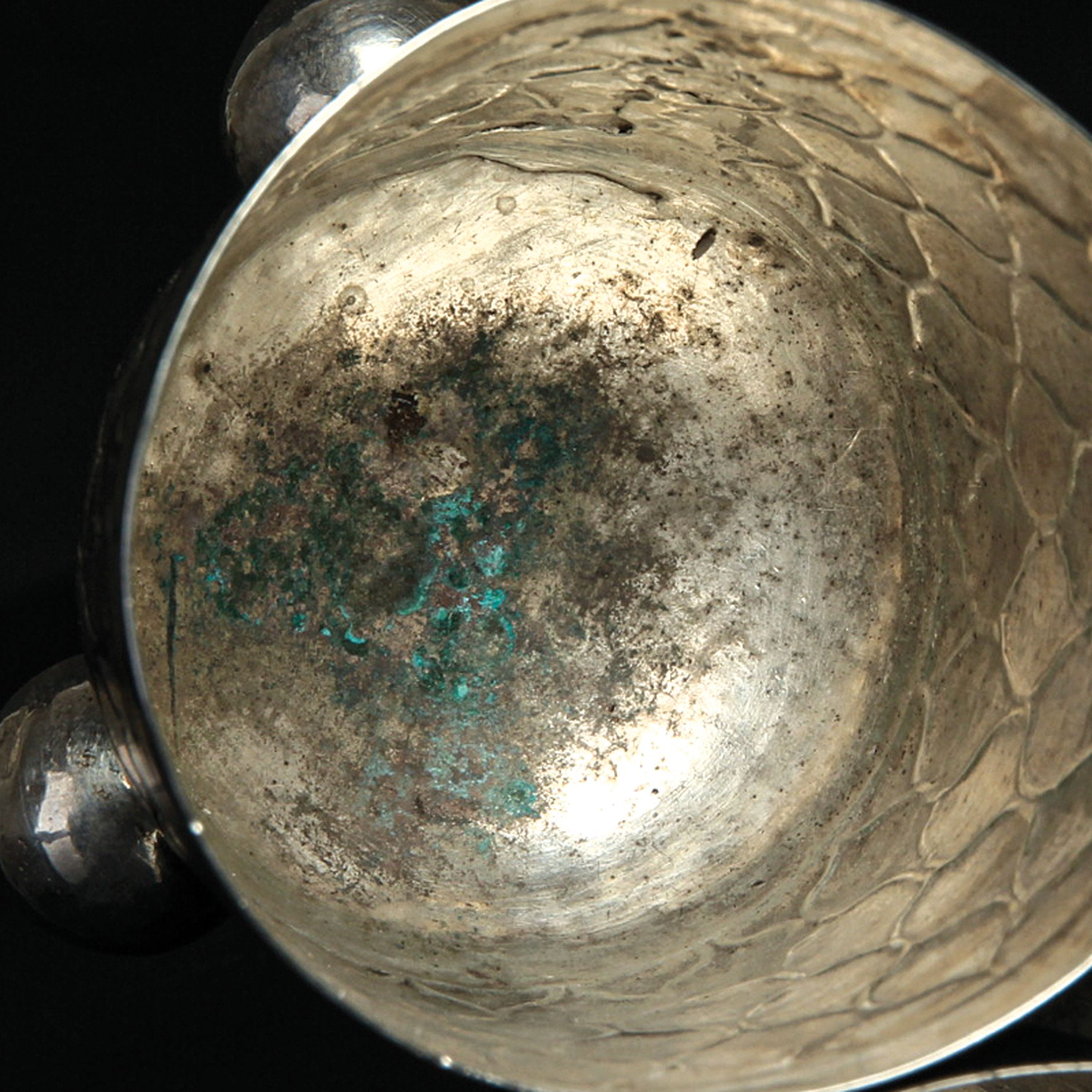 Detail e: Barocker Kugelfußbecher, Meister CB, Augsburg,um 1749-51, Silber, drei ausgestellte Kugelfüße, Wandung mit schuppenähnlichem Dekor, Meistermarke ...