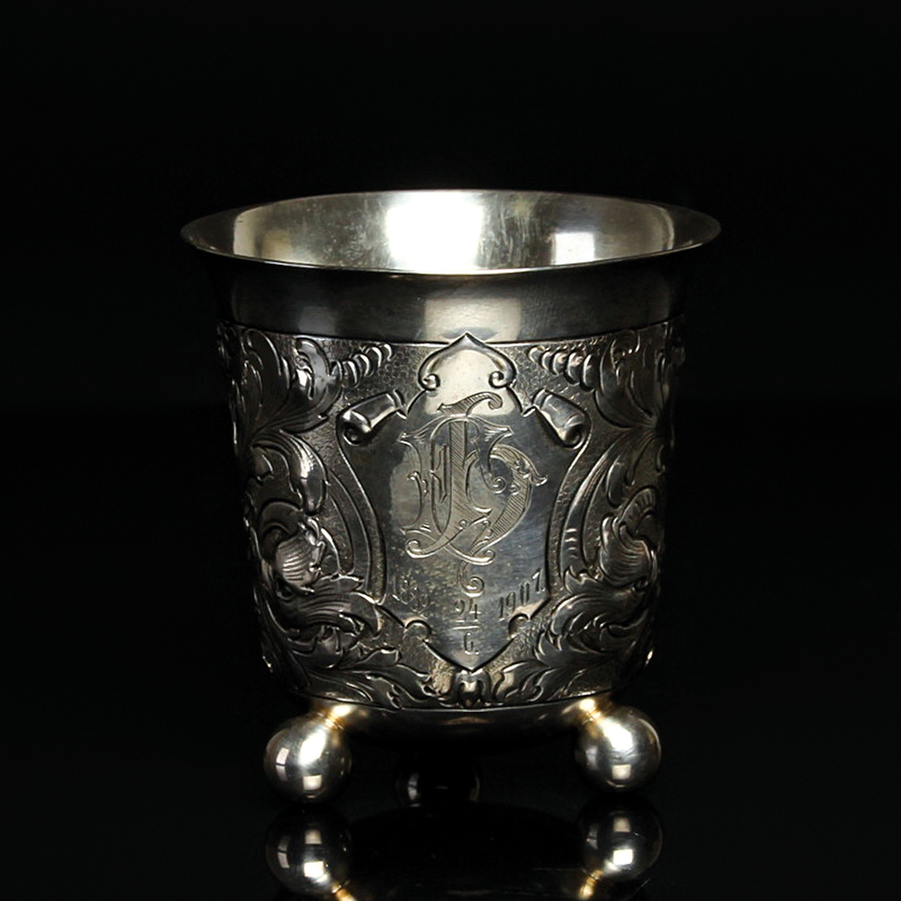 Detail b: Kugelfußbecher, G. Hermeling, wohl Köln, um 1907, 800er-Silber, ca. 92g, Kartusche bez. "EB 1882-1907", umlaufend barockisierender Dekor, ...