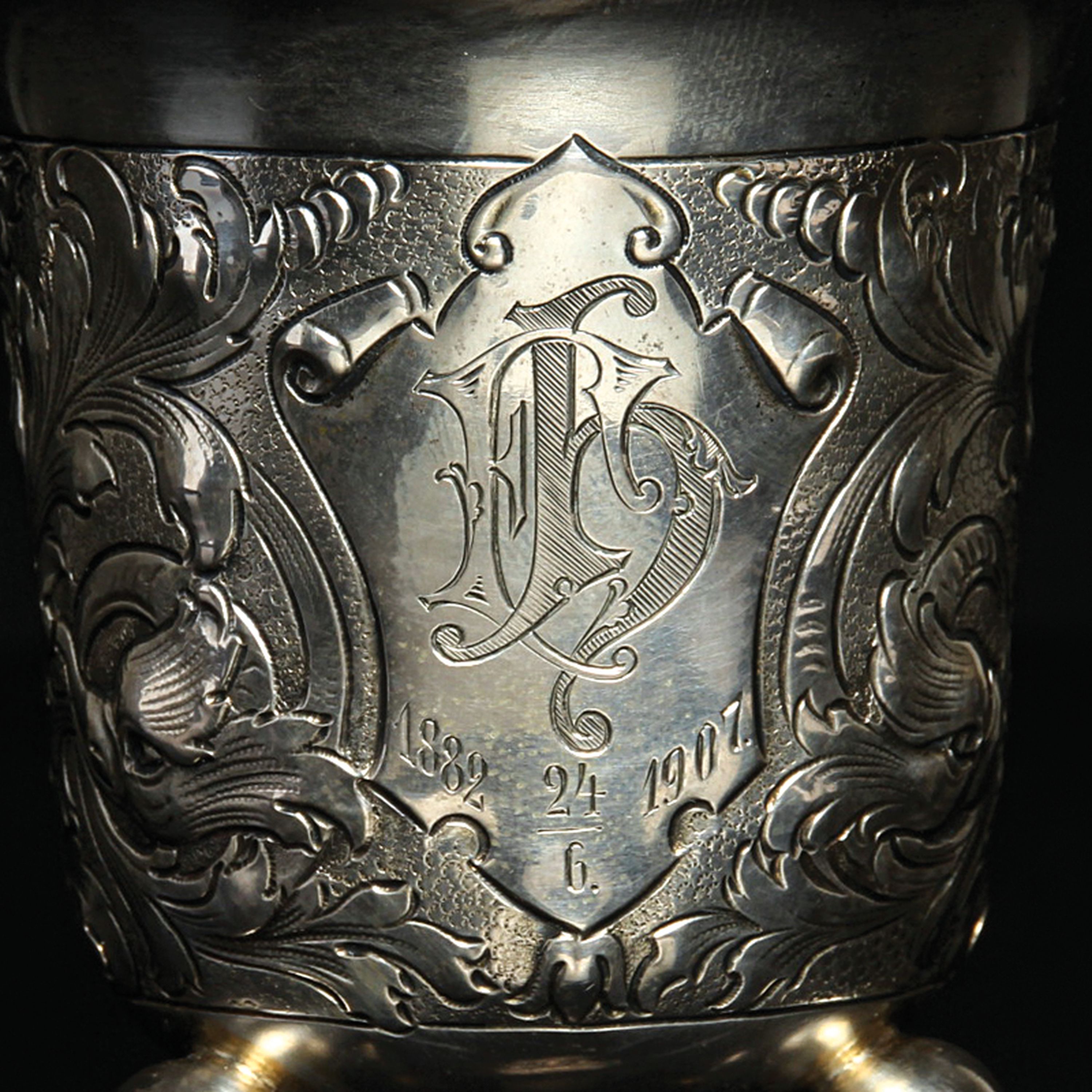 Detail c: Kugelfußbecher, G. Hermeling, wohl Köln, um 1907, 800er-Silber, ca. 92g, Kartusche bez. "EB 1882-1907", umlaufend barockisierender Dekor, ...