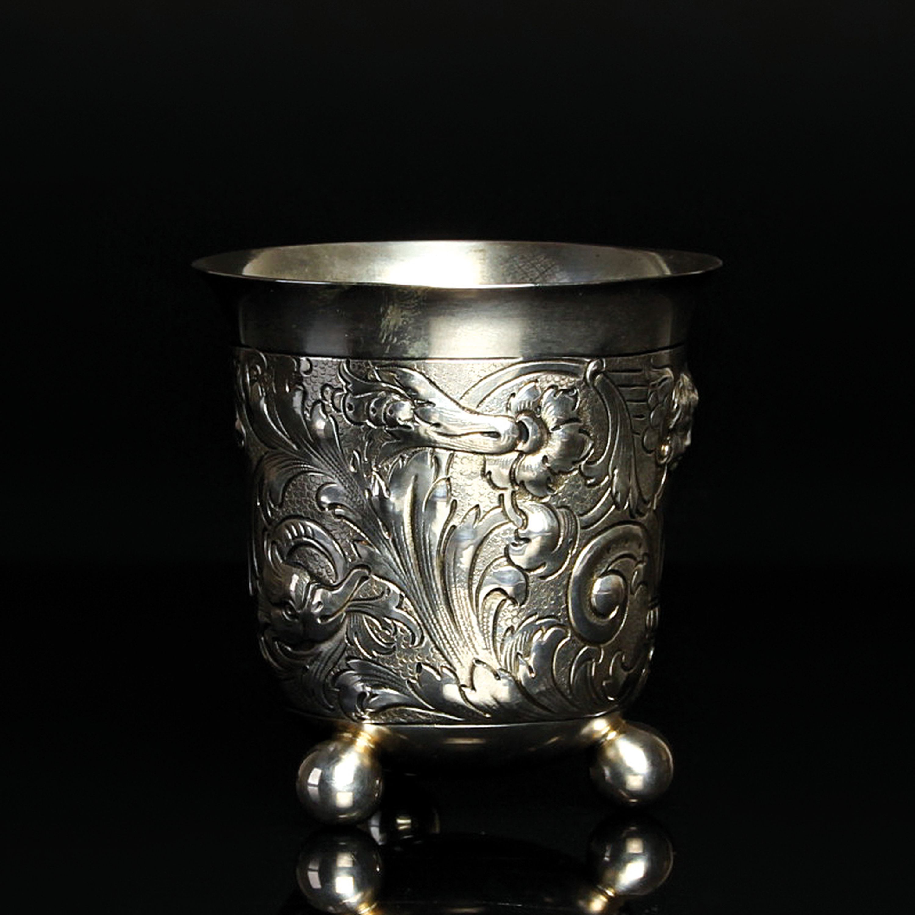 Detail d: Kugelfußbecher, G. Hermeling, wohl Köln, um 1907, 800er-Silber, ca. 92g, Kartusche bez. "EB 1882-1907", umlaufend barockisierender Dekor, ...