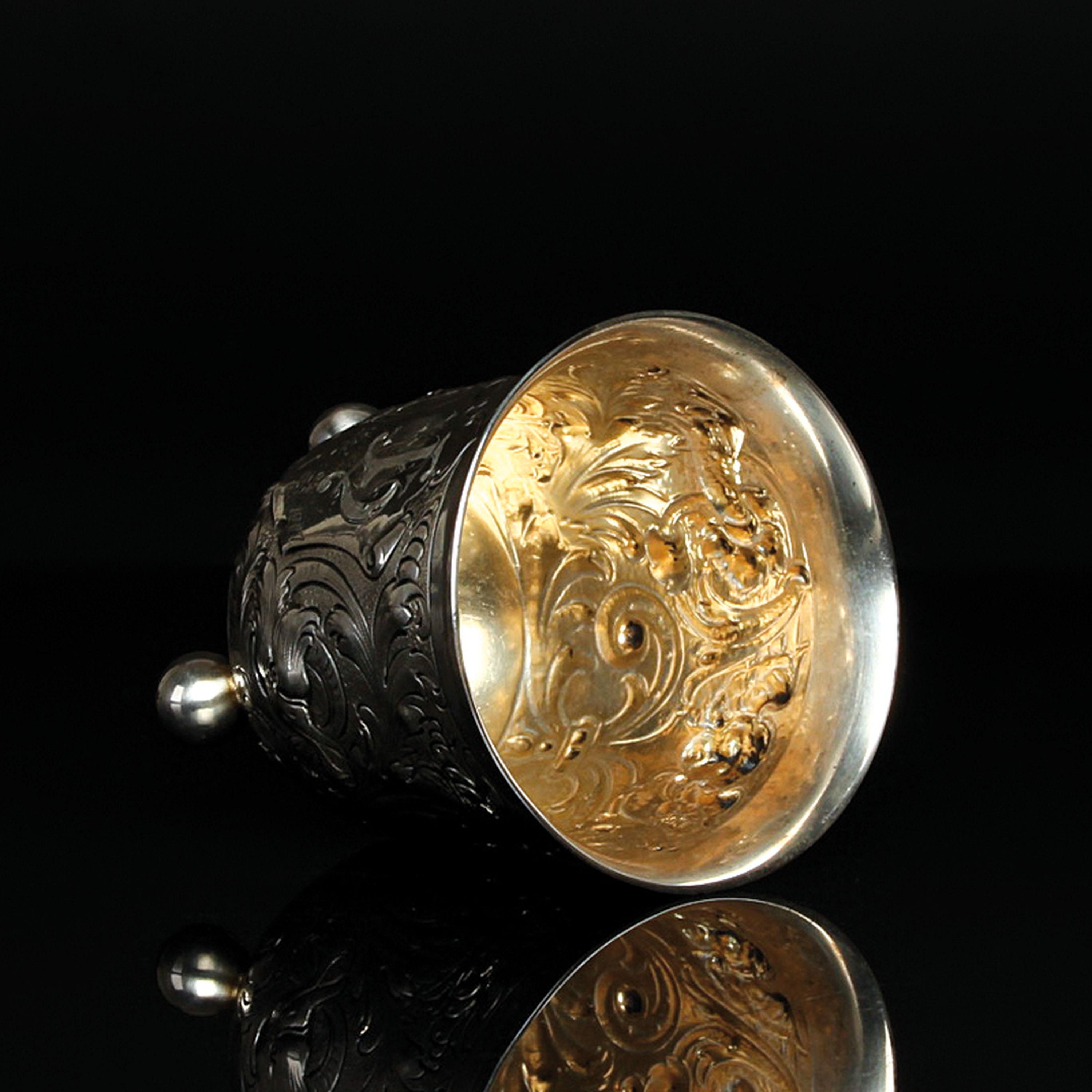 Detail e: Kugelfußbecher, G. Hermeling, wohl Köln, um 1907, 800er-Silber, ca. 92g, Kartusche bez. "EB 1882-1907", umlaufend barockisierender Dekor, ...