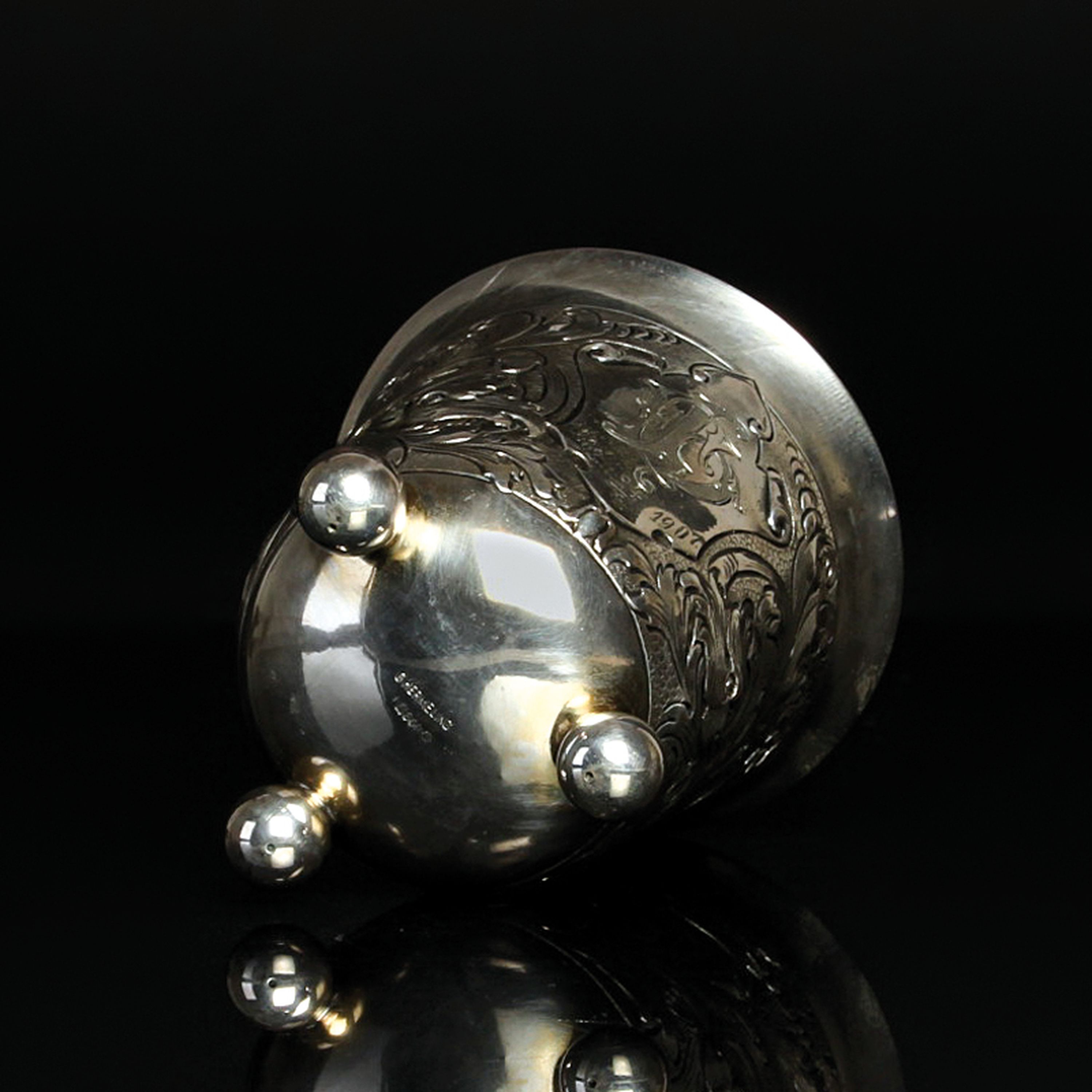 Detail f: Kugelfußbecher, G. Hermeling, wohl Köln, um 1907, 800er-Silber, ca. 92g, Kartusche bez. "EB 1882-1907", umlaufend barockisierender Dekor, ...