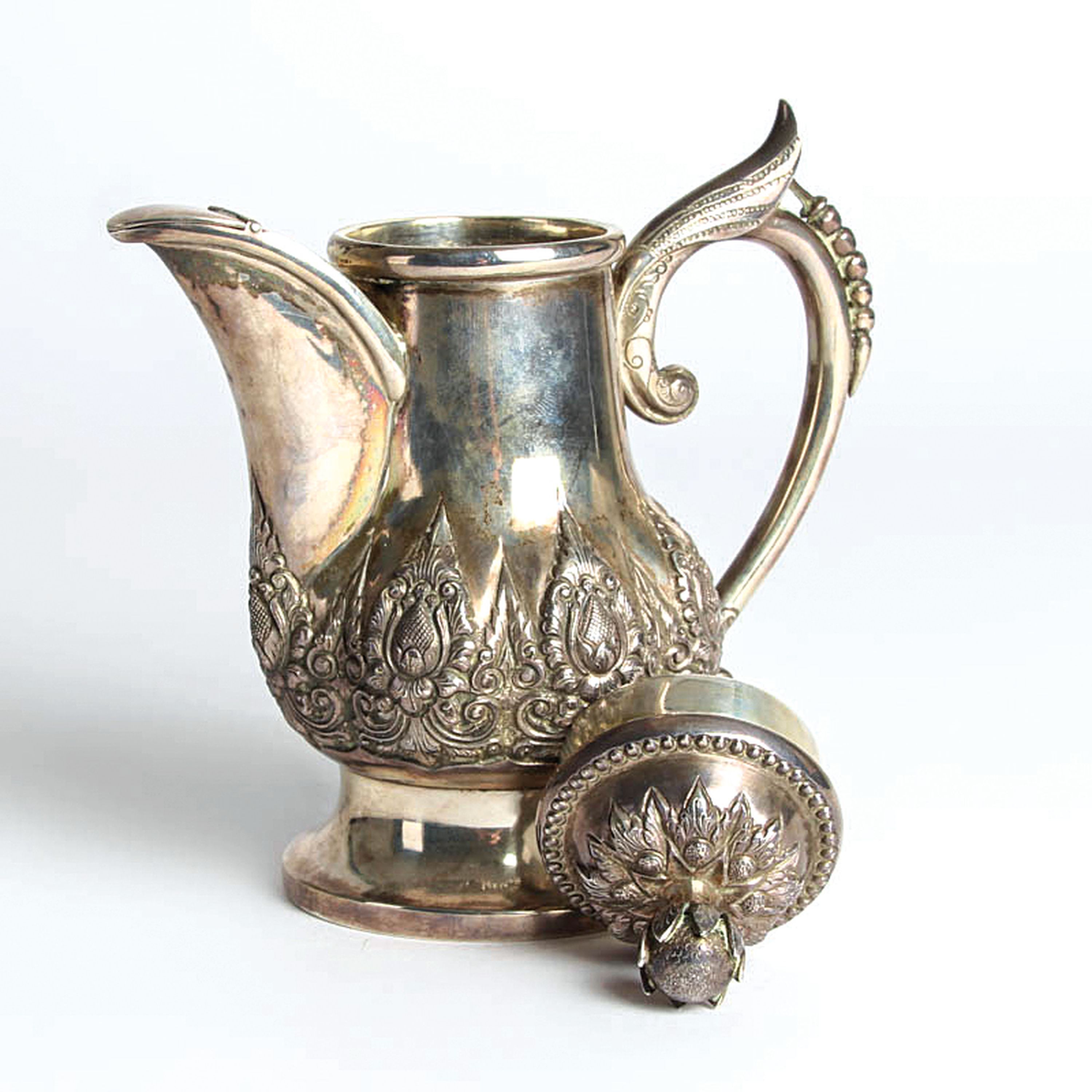 Detail d: Mokkakännchen des Historismus, deutsch, Ende 19.Jh., 800er-Silber, ca.438g, H. 15 cm