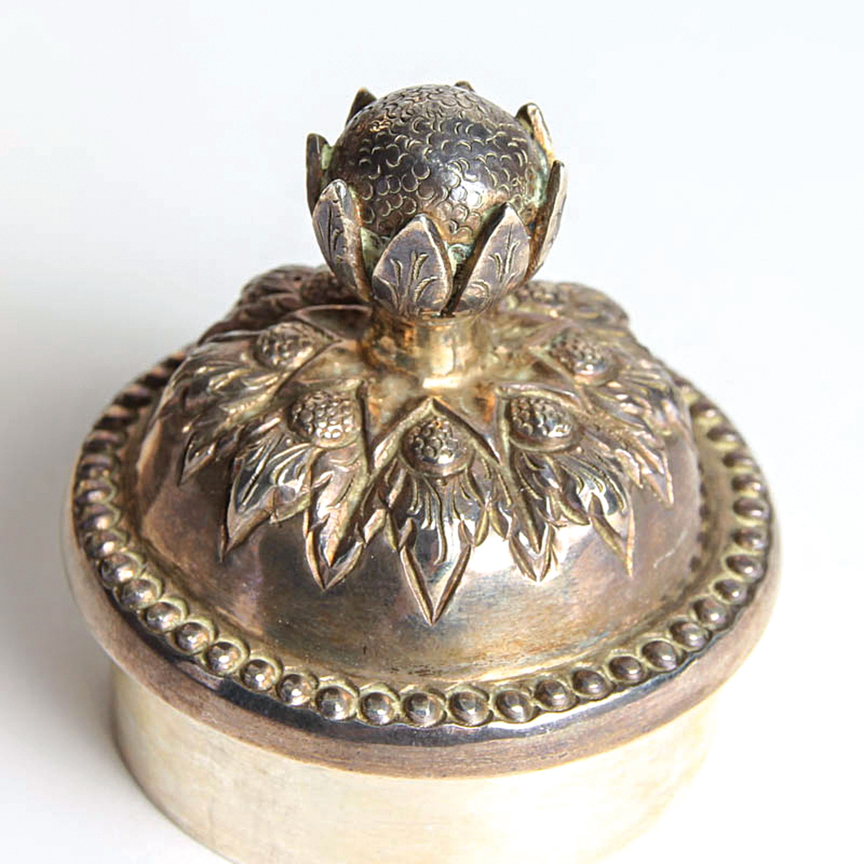 Detail e: Mokkakännchen des Historismus, deutsch, Ende 19.Jh., 800er-Silber, ca.438g, H. 15 cm