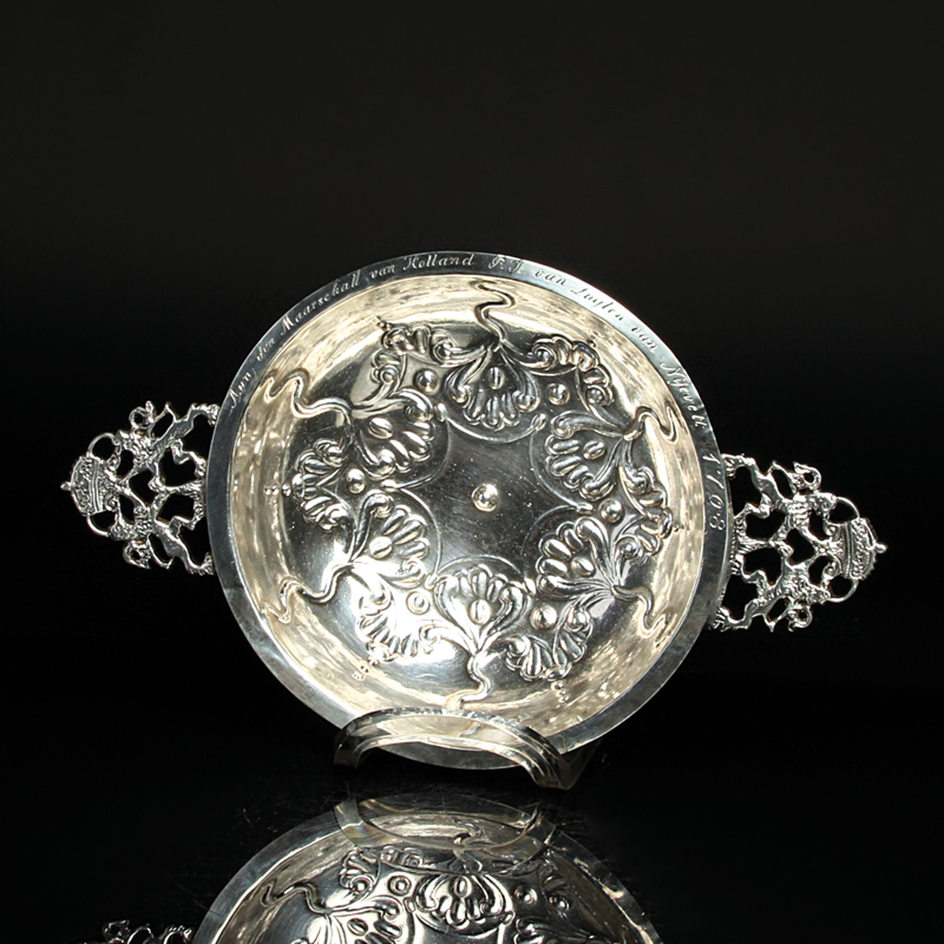 Silberschale, Niederlande, datiert 1768, Rand bez. "Aan den Maarschall von Holland P.J. van Zuylen van Nyevelt 1708", ca. 226g, D. 23cm