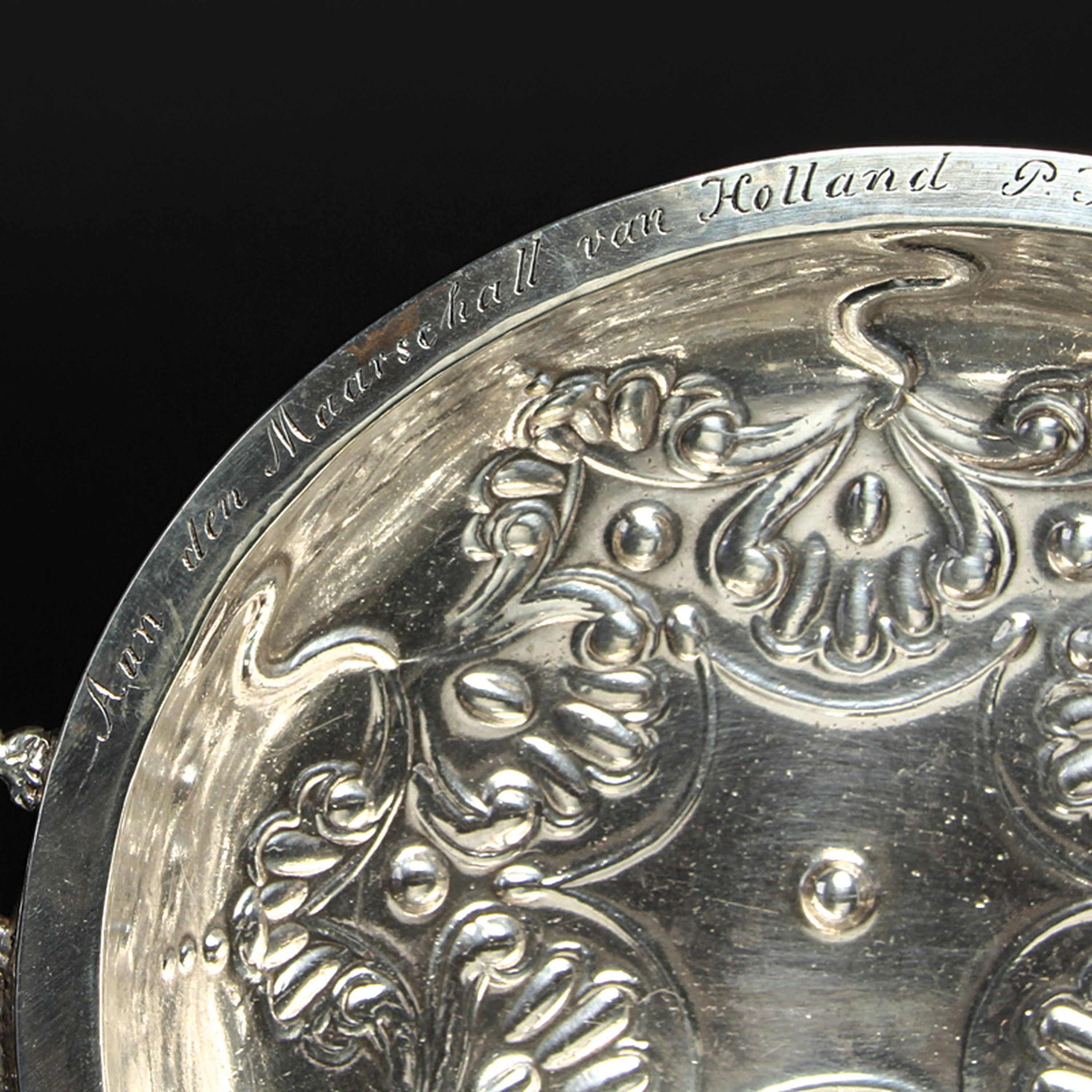 Detail a: Silberschale, Niederlande, datiert 1768, Rand bez. "Aan den Maarschall von Holland P.J. van Zuylen van Nyevelt 1708", ca. 226g, D. 23cm