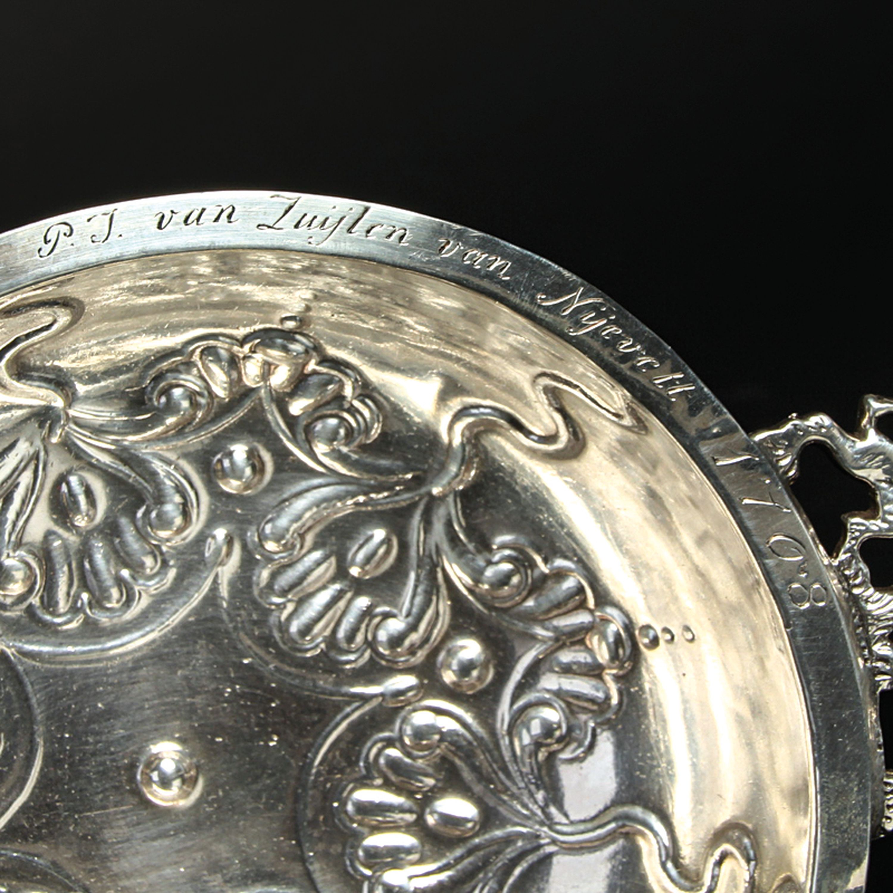 Detail b: Silberschale, Niederlande, datiert 1768, Rand bez. "Aan den Maarschall von Holland P.J. van Zuylen van Nyevelt 1708", ca. 226g, D. 23cm