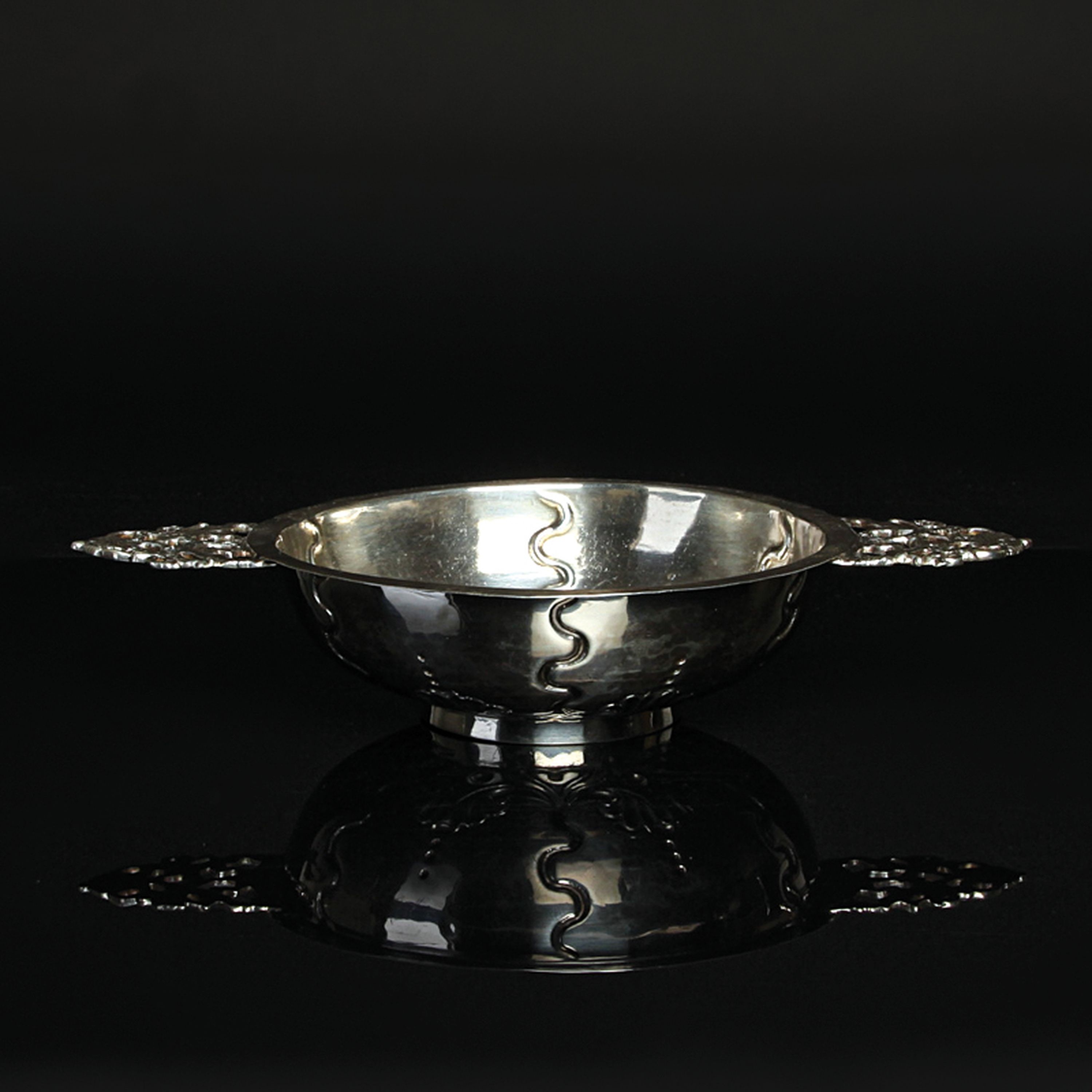 Detail c: Silberschale, Niederlande, datiert 1768, Rand bez. "Aan den Maarschall von Holland P.J. van Zuylen van Nyevelt 1708", ca. 226g, D. 23cm