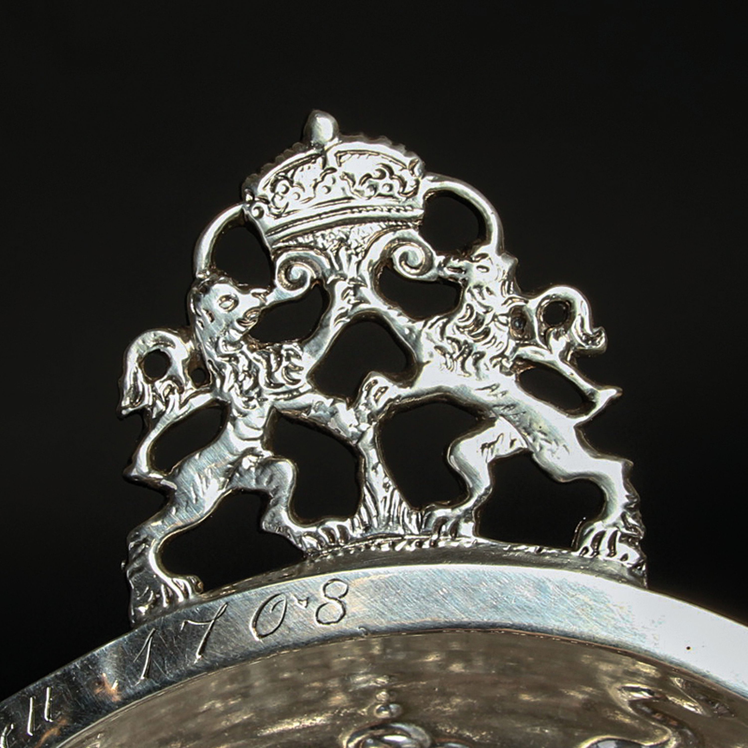 Detail d: Silberschale, Niederlande, datiert 1768, Rand bez. "Aan den Maarschall von Holland P.J. van Zuylen van Nyevelt 1708", ca. 226g, D. 23cm