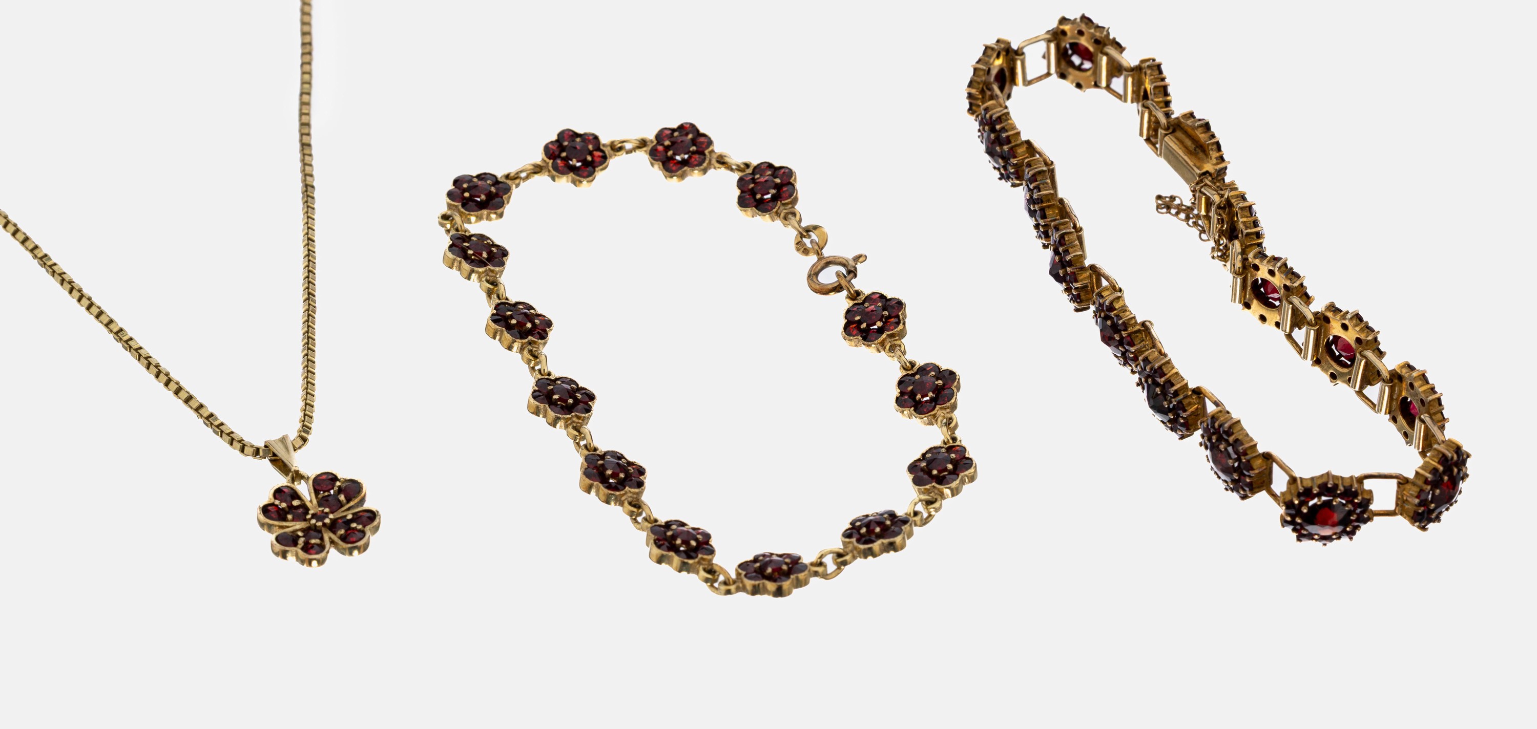 Granat-Konvolut, 925er Silber verg., best. aus: 1 Armband, L. ca. 18 cm, Kastenschloss mit Sicherheitskettchen, 1 Armband, L. ca. 20 cm, ...