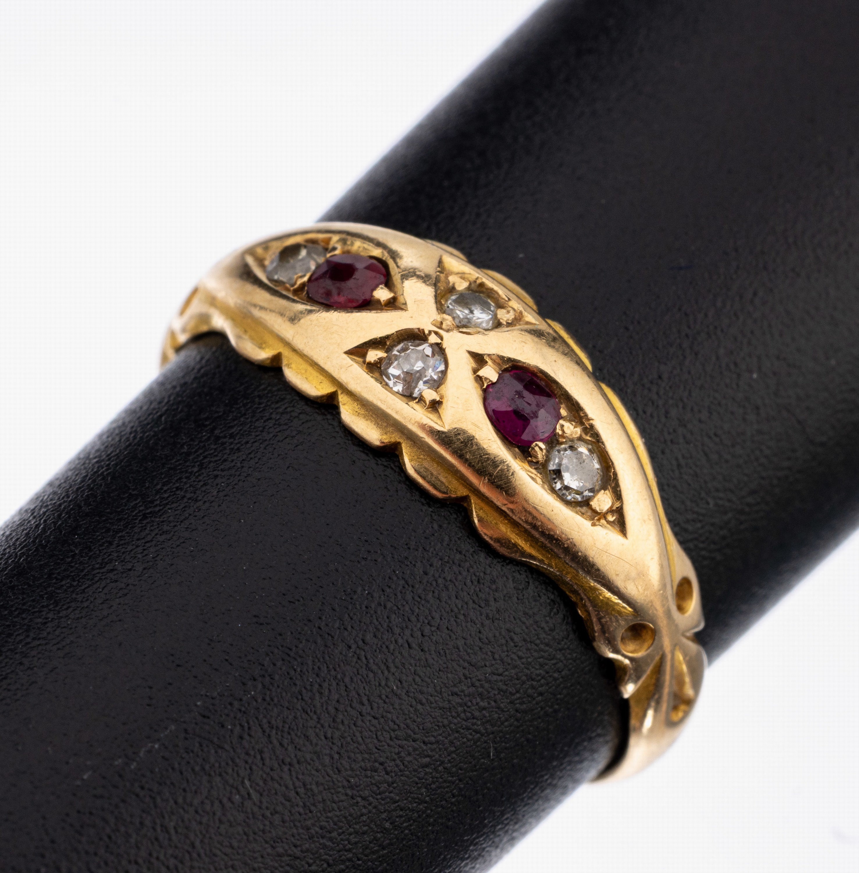 18 kt Gold Diamant-Rubin-Ring, GG 750/000, England, Birmingham, 1977, nach älterem Vorbild, 3 kl. Altschliffdiamanten und 1 kl. Brillant, 2 kl. ...