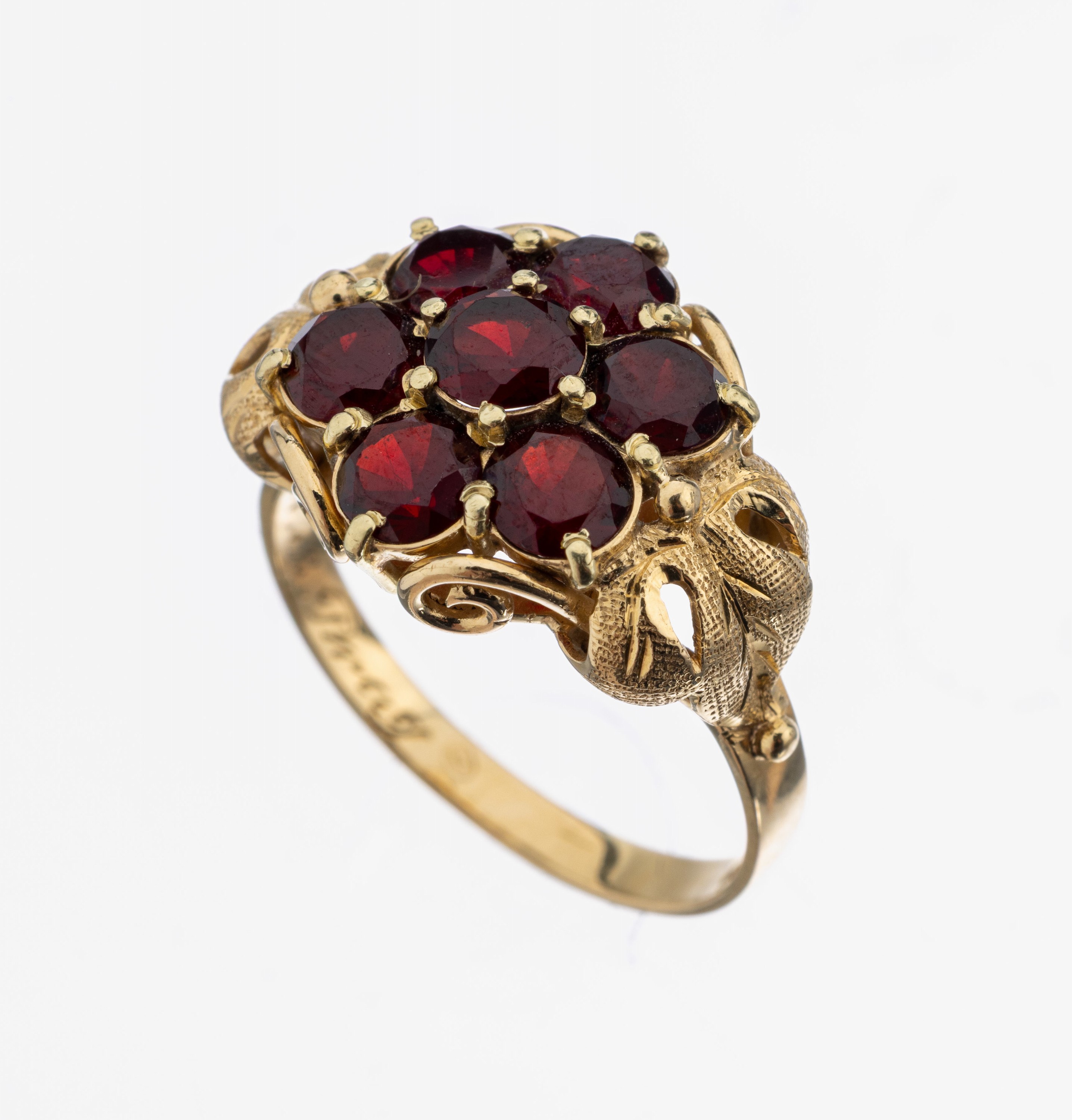 14 kt Gold Granat-Ring, GG 585/000, 7 rundfacett. Granate, florale Ornamentik, volutenf. Unterkaderung, RW 53, ca. 4.3 g