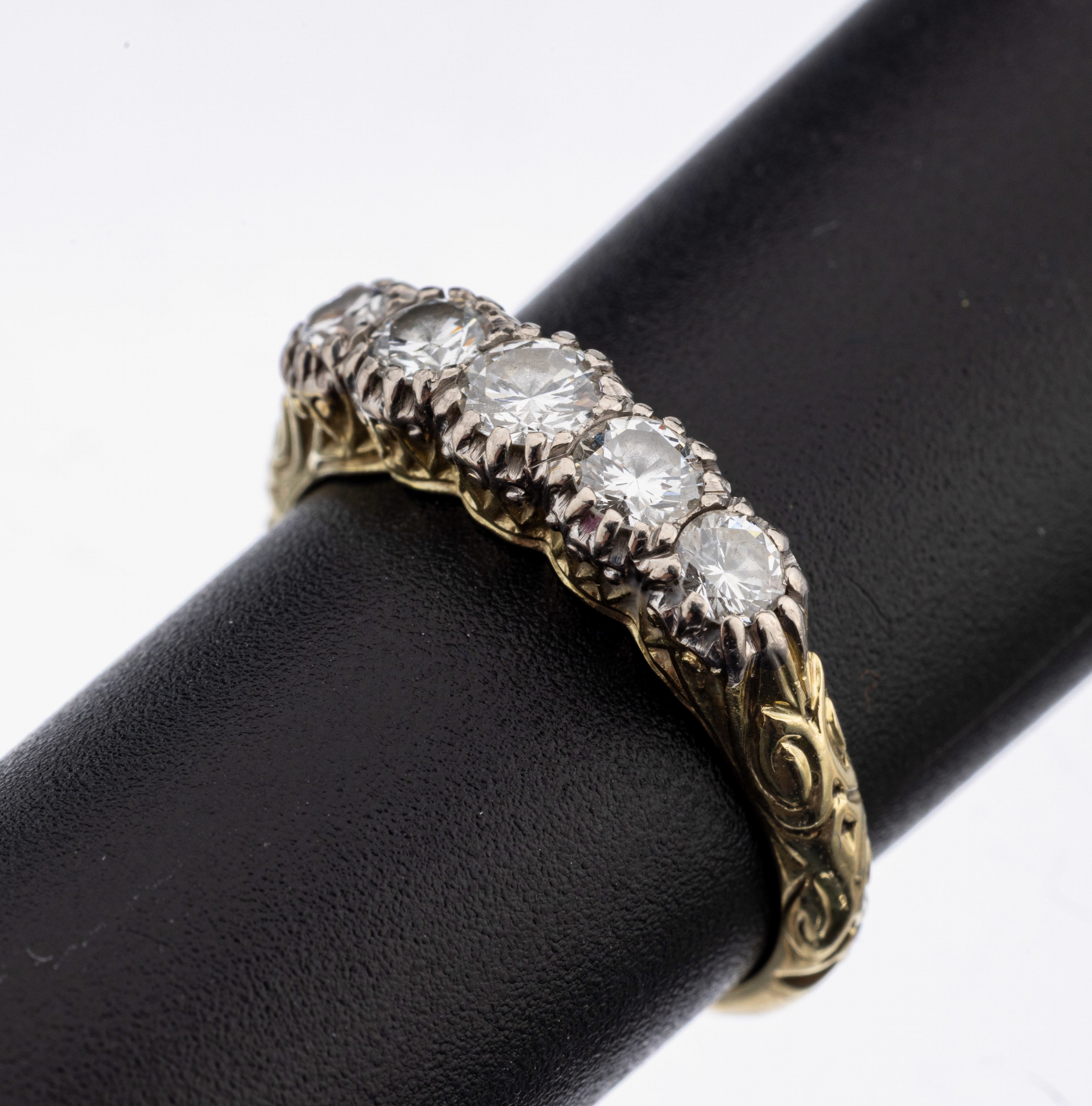 14 kt Gold Brillant-Ring, um 1930, GG/WG 585/000, 5 in WG gefasste Brillanten zus. ca. 0.62 ct Weiß/si, Ringschultern grav., RW 51, ca. 3.8 g