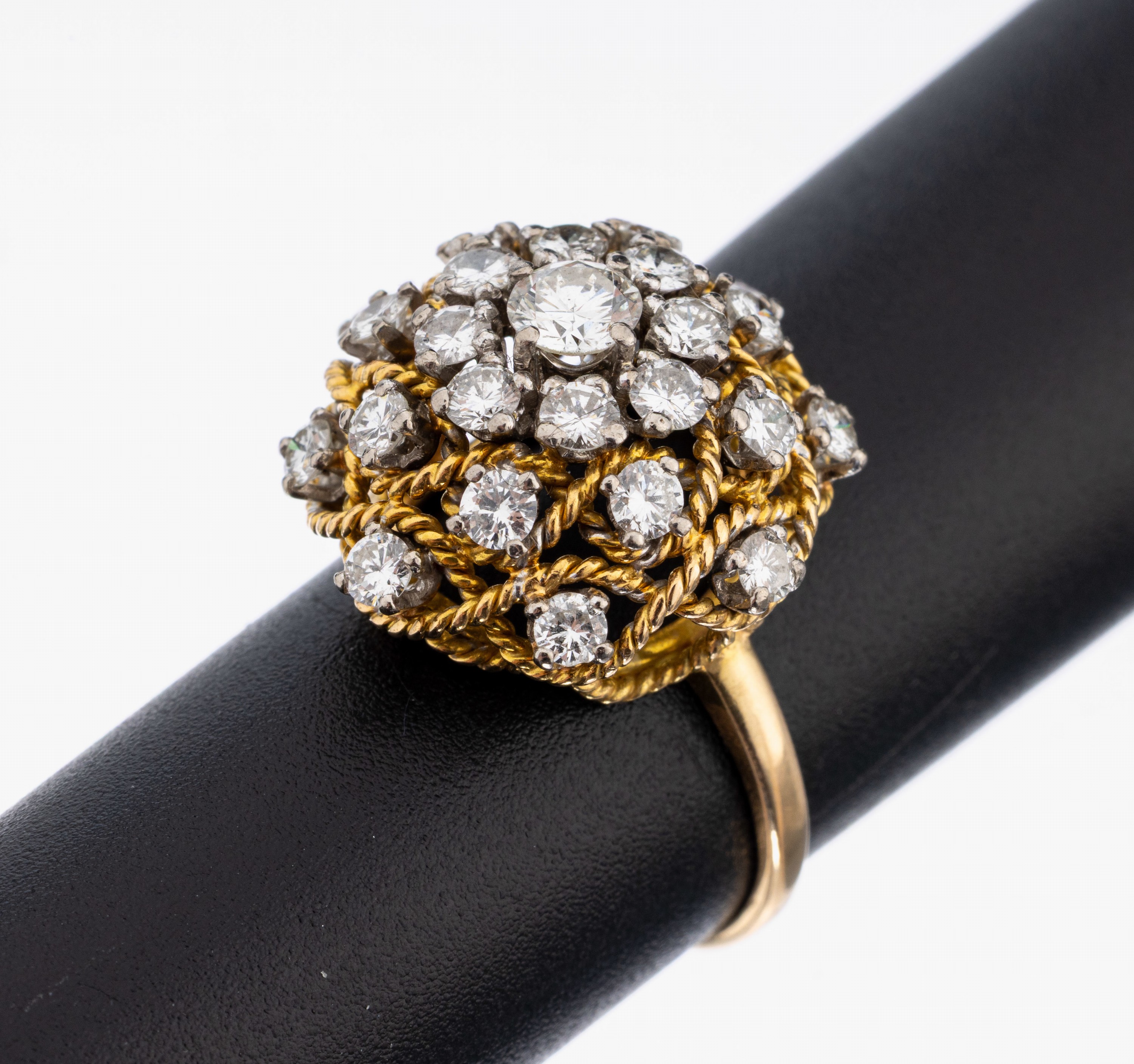 18 kt Gold Brillant-Ring, GG 750/000, 25 Brillanten zus. ca. 1.23 ct feines Weiß/lr, RW52, ca. 5.1 g, Kopie Juwelier-Expertise anbei,Angaben lt. ...