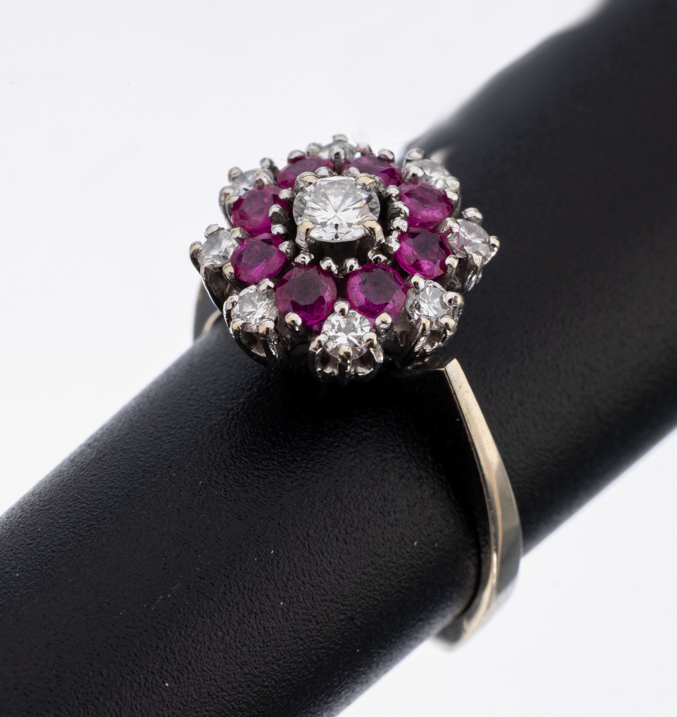 14 kt Gold Brillant-Rubin-Ring, WG 585/000,Aufbau in mehreren Ebenen, 9 Brillanten zus. ca. 0.40 ct Weiß/si, 8 rundfacett. Rubine zus. ca. 0.40 ct, ...