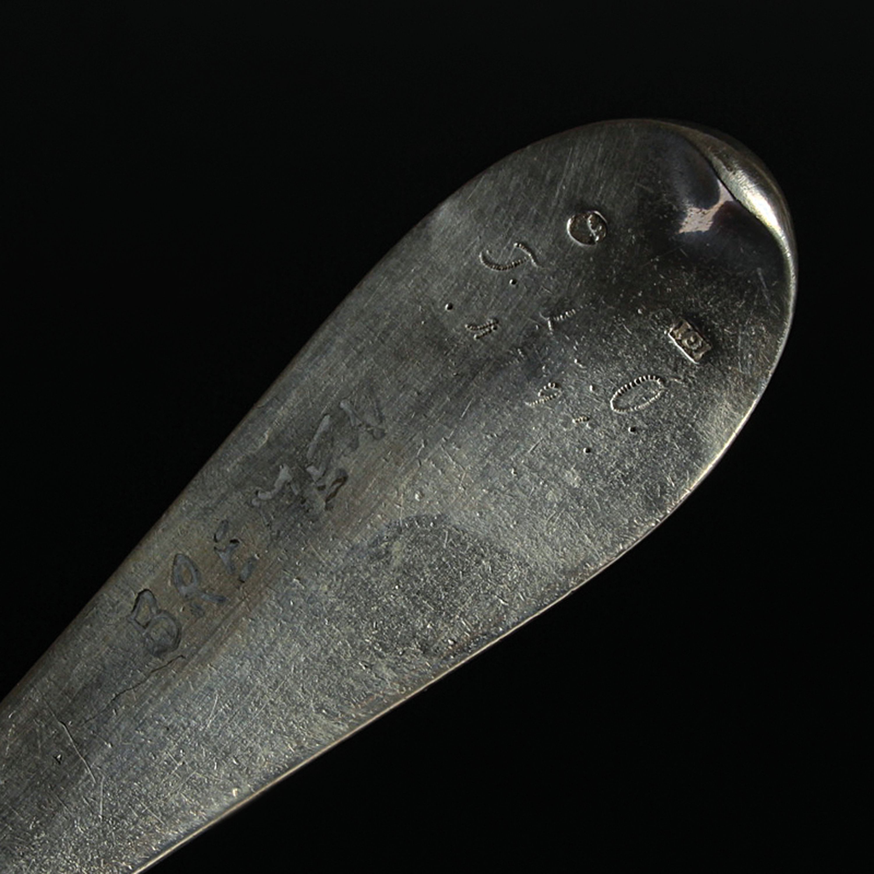 Detail e: Vorlegelöffel, deutsch, wohl 18.Jh., Silber vergoldet (berieben), Griffende mit Wappen mit Helmzier monogrammiert "M.v.H.", Laffe mit ...