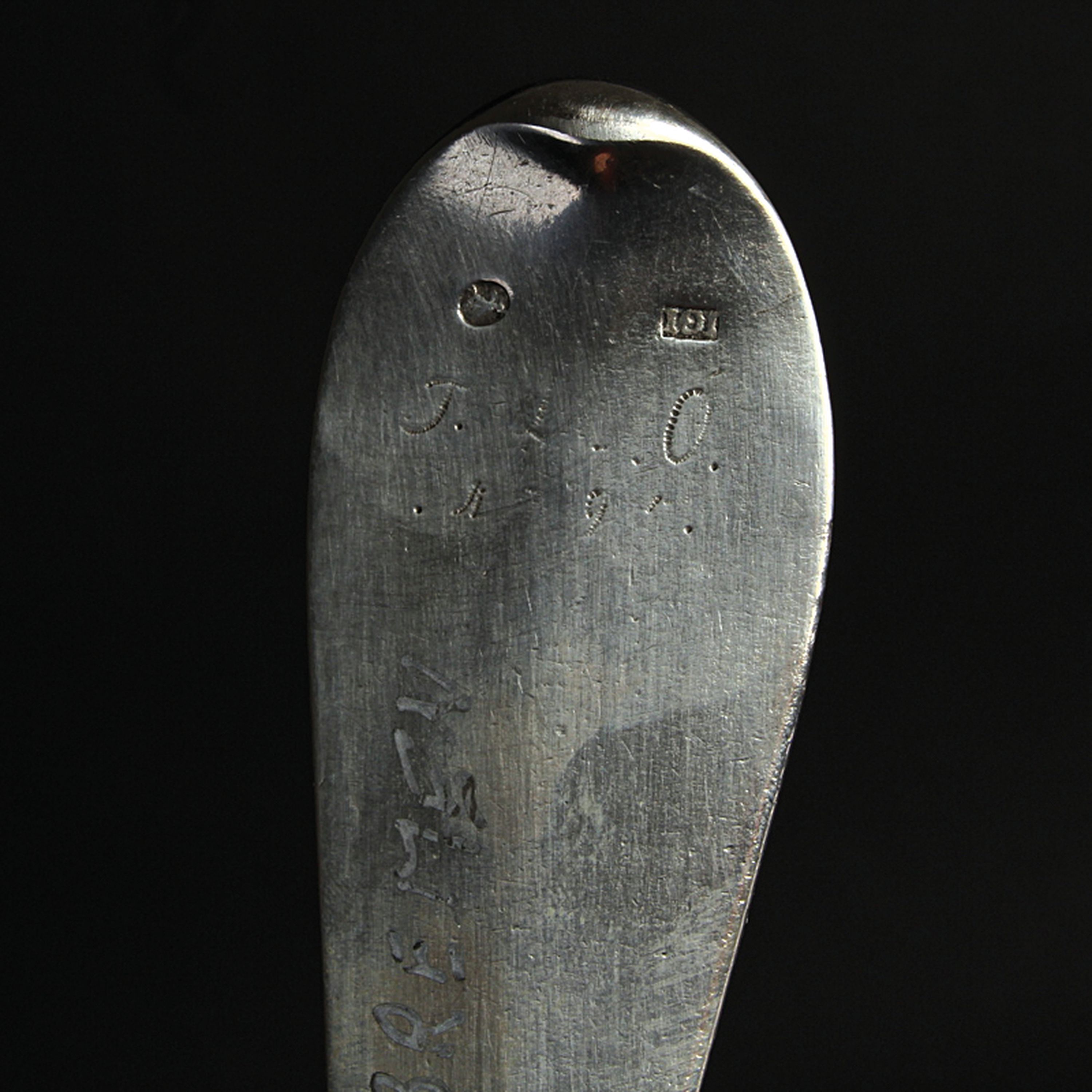Detail f: Vorlegelöffel, deutsch, wohl 18.Jh., Silber vergoldet (berieben), Griffende mit Wappen mit Helmzier monogrammiert "M.v.H.", Laffe mit ...