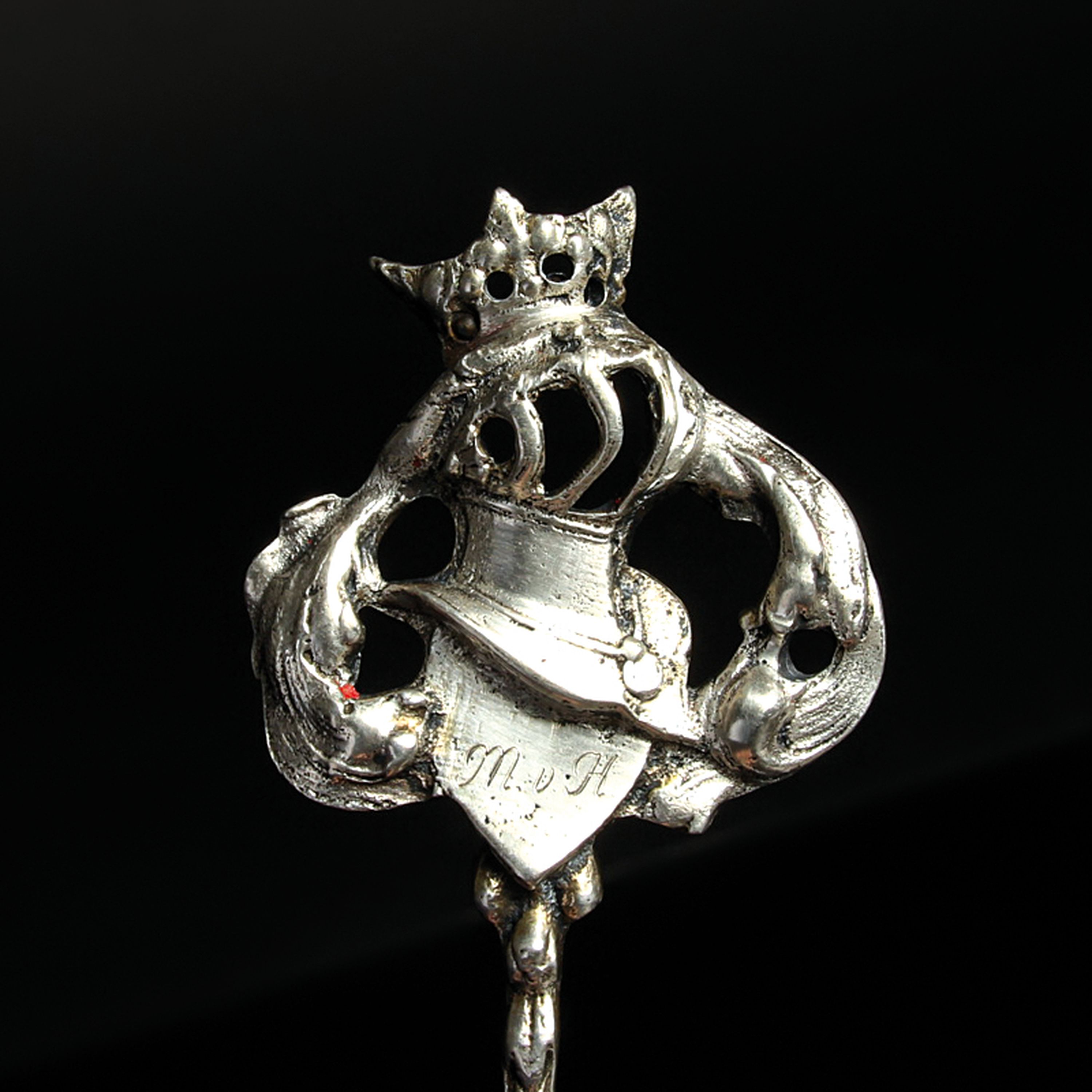 Detail b: Großer Vorlegelöffel, Bremen, datiert 1795, Silber, Schlüsselmarke, ca. 197g, L. 37 cm