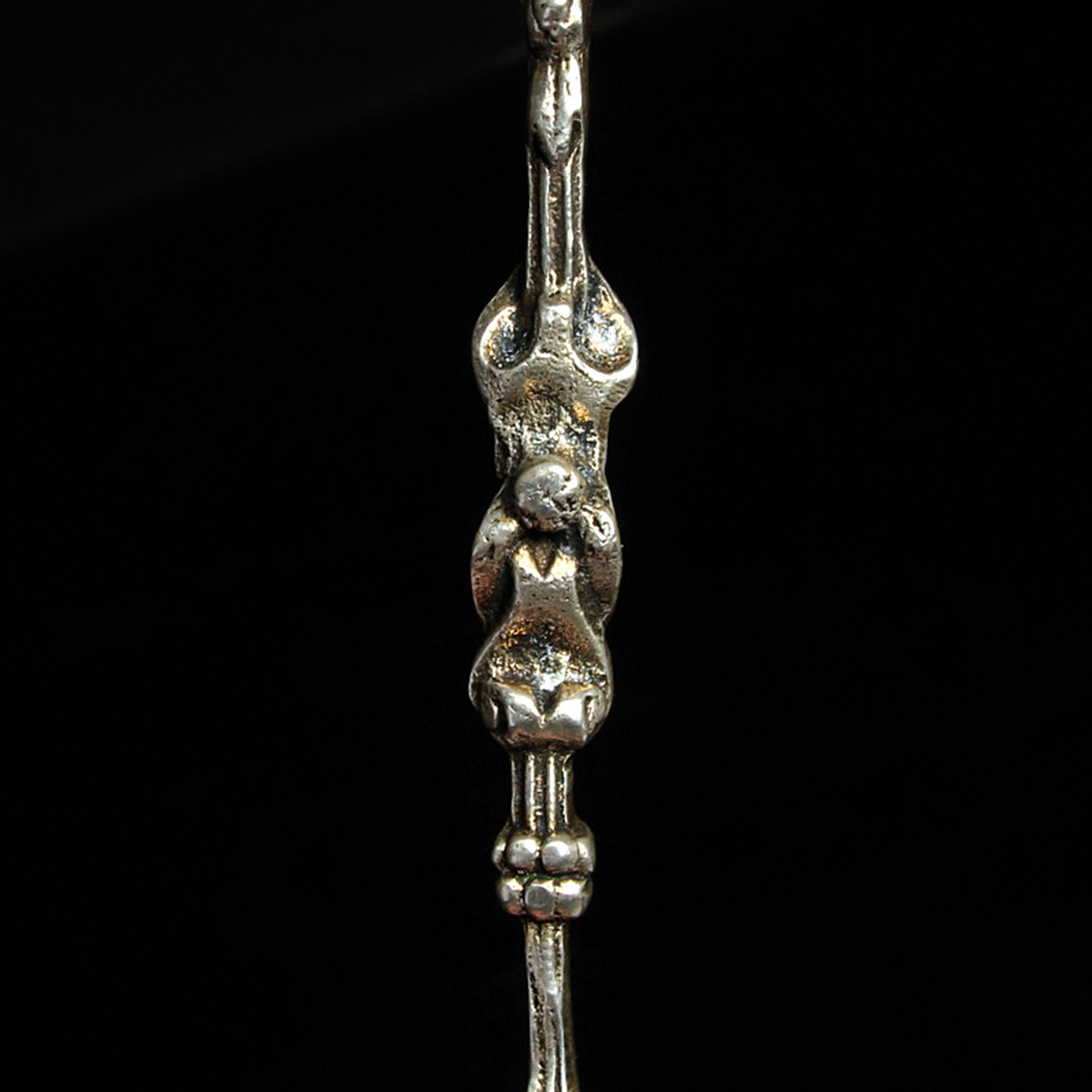 Detail c: Großer Vorlegelöffel, Bremen, datiert 1795, Silber, Schlüsselmarke, ca. 197g, L. 37 cm