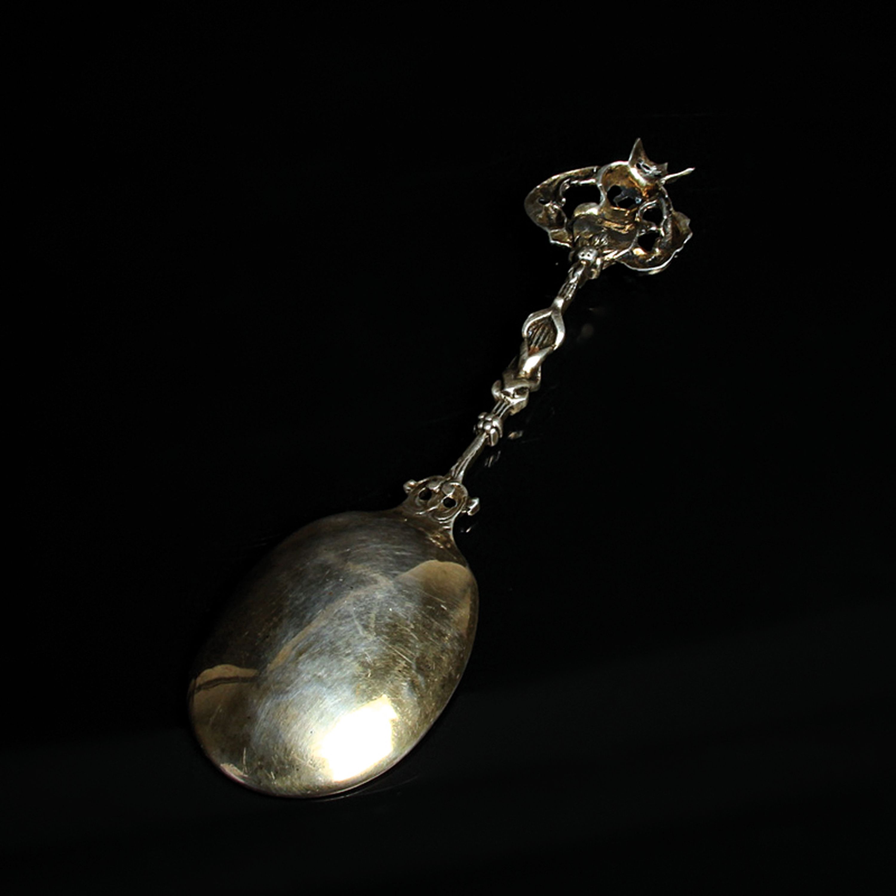 Detail d: Großer Vorlegelöffel, Bremen, datiert 1795, Silber, Schlüsselmarke, ca. 197g, L. 37 cm