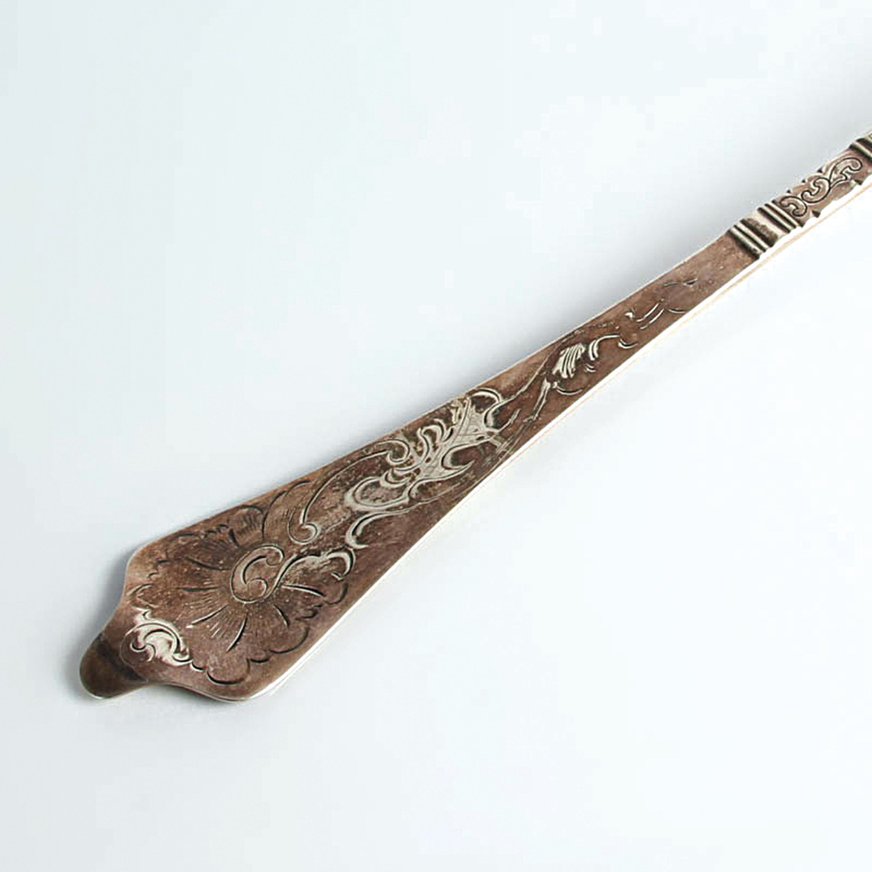 Detail c: Vorlegelöffel, R. Jensen, wohl Norwegen, 18.Jh., 11 Lot Silber, gemarkt HFJ, ca. 127g, L. 36 cm