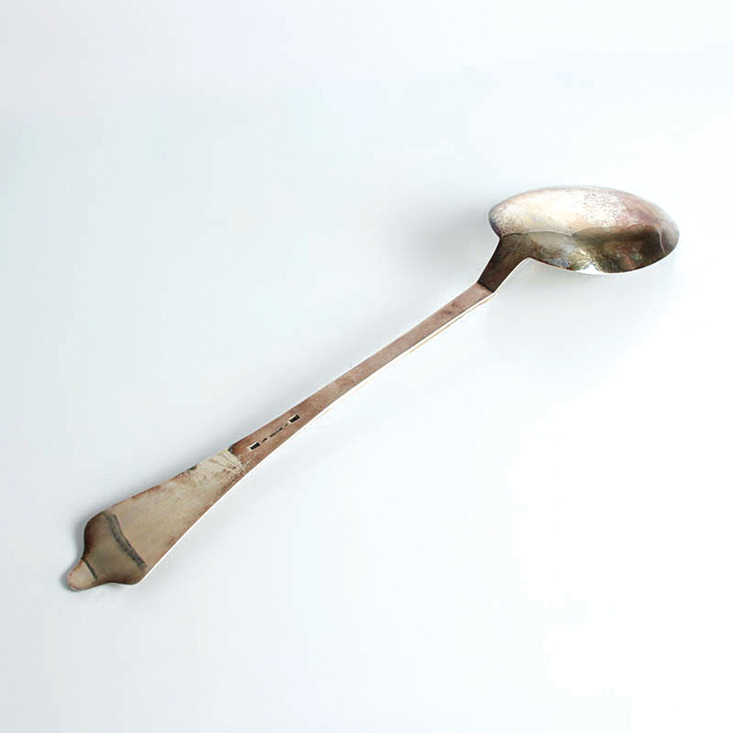 Detail d: Vorlegelöffel, R. Jensen, wohl Norwegen, 18.Jh., 11 Lot Silber, gemarkt HFJ, ca. 127g, L. 36 cm
