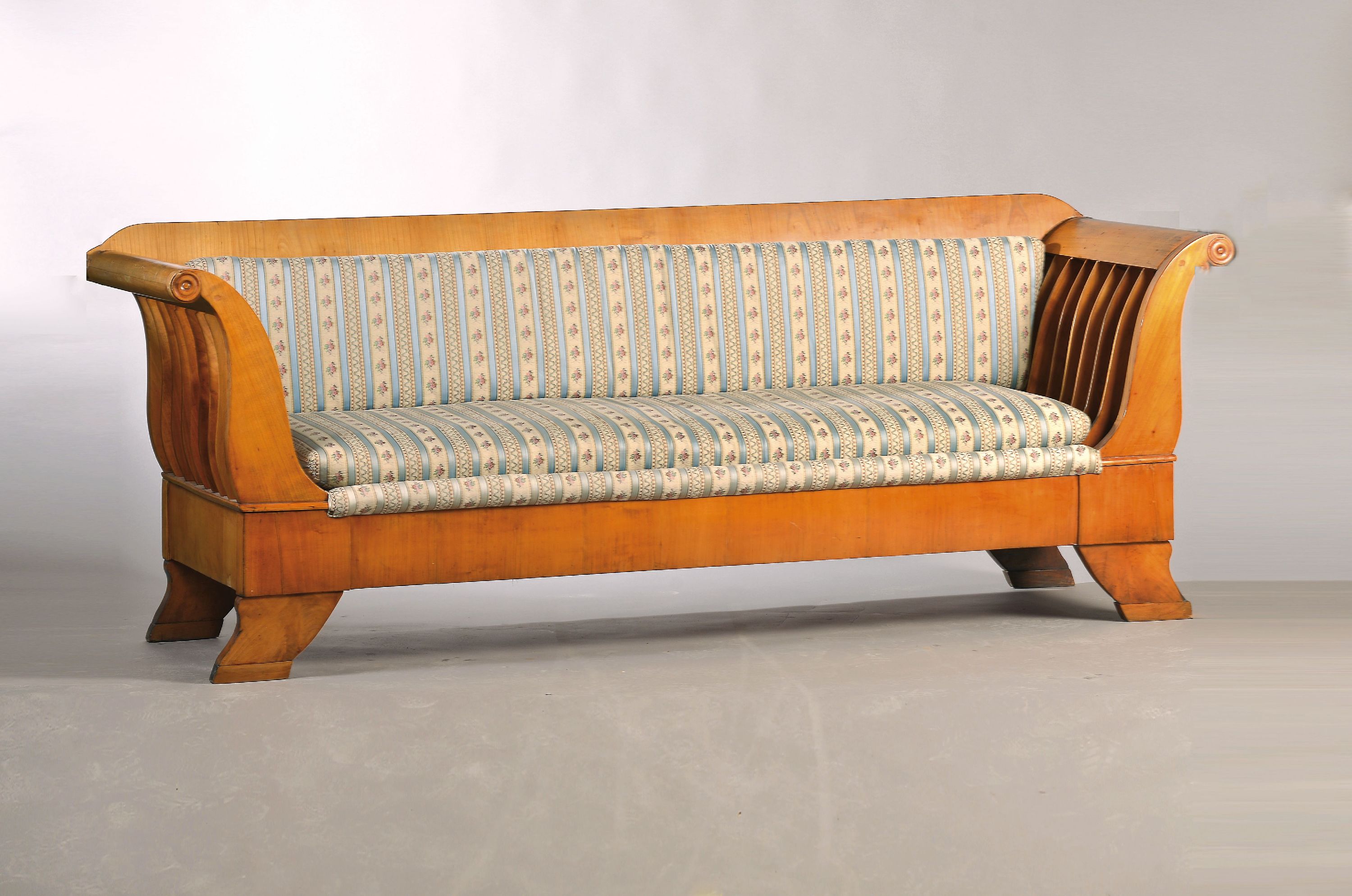 Großes Biedermeiersofa, um 1820/30, Kirschbaum massiv, z.T. Furnier, Lehnen mit jeweils sieben eingesteckten Lamellen, ca. 88 x 240 cm, Sh. ca. 47 ...