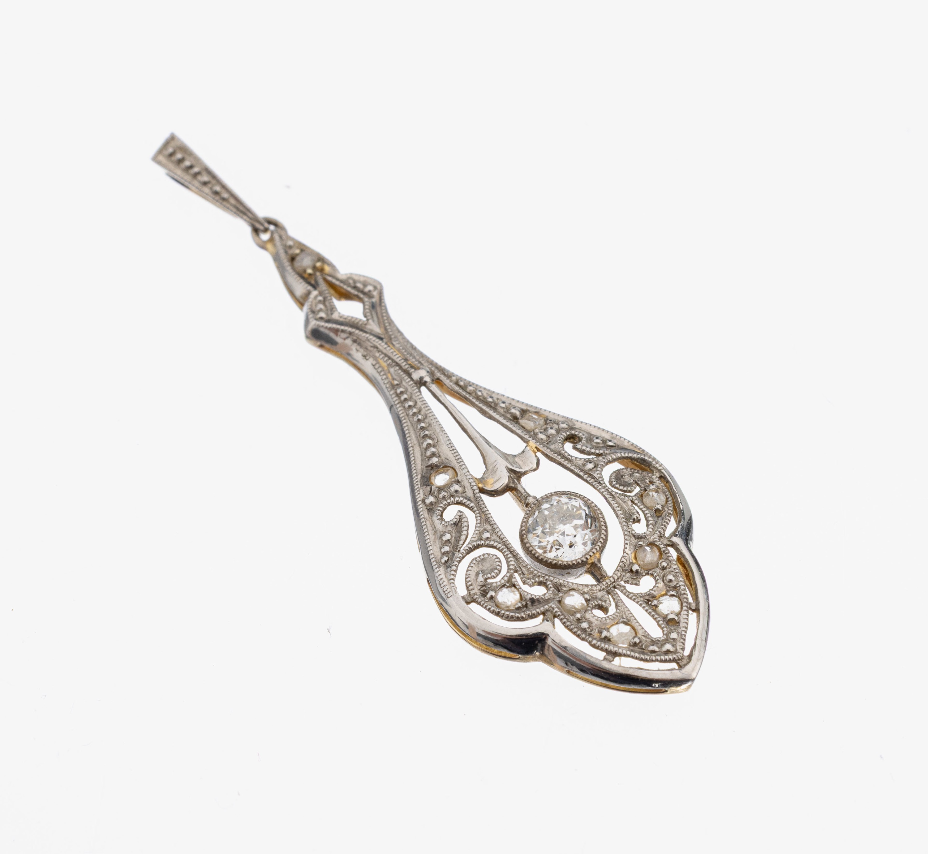 14 kt Gold Diamant-Anhänger, um 1920, GG 585/000 und Platin gepr., Altschliffdiamant, kl. Diamant-Rosen, zeittyp. Design, L. ca. 4 cm