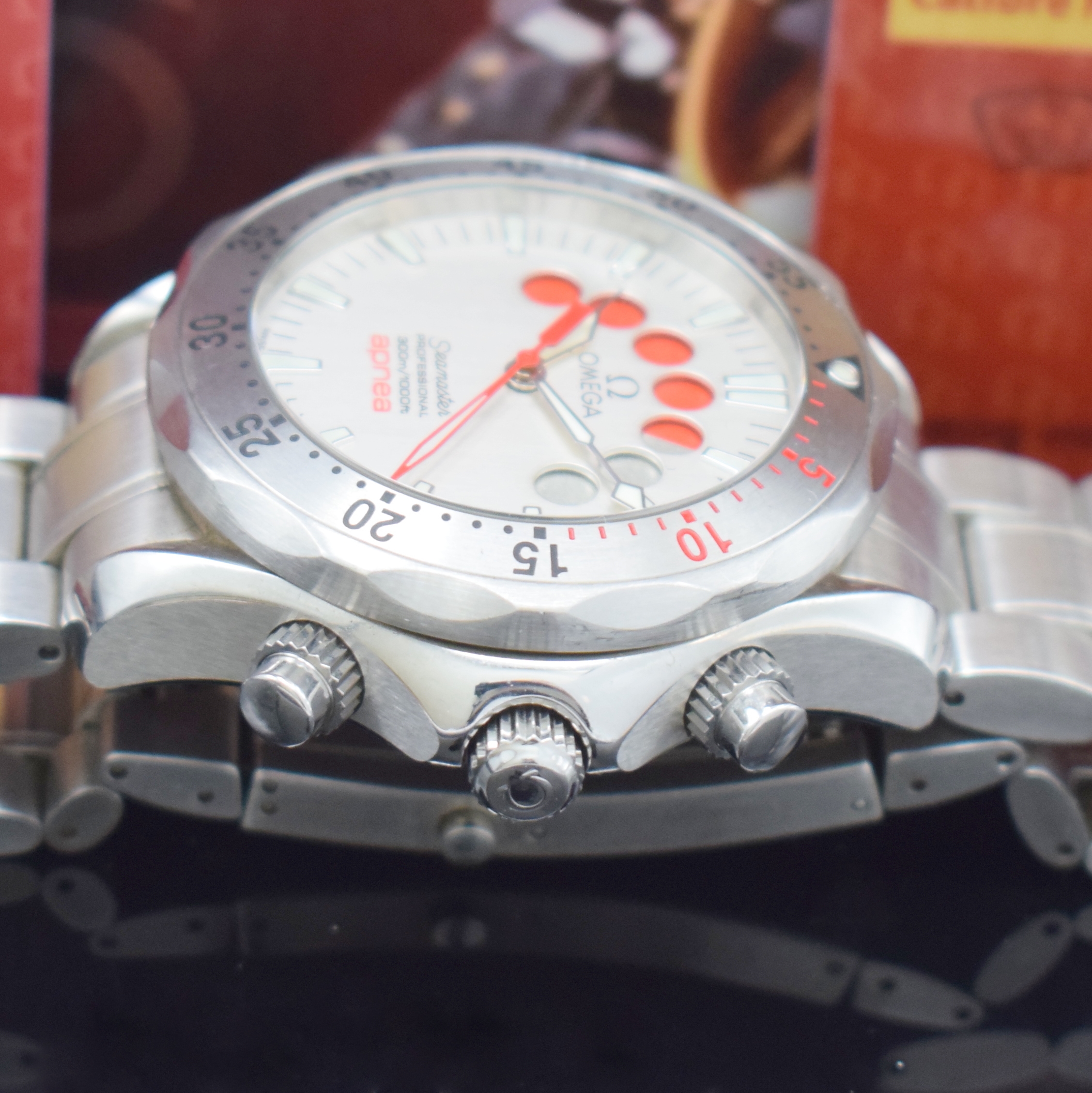 Detail c: OMEGA Seamaster Apnea Jacques Mayol Armbandchronograph in Stahl Referenz 2595.30.00, Schweiz verk. lt. Pap. 09/2006, Automatik, Stahlgeh., Boden u. ...