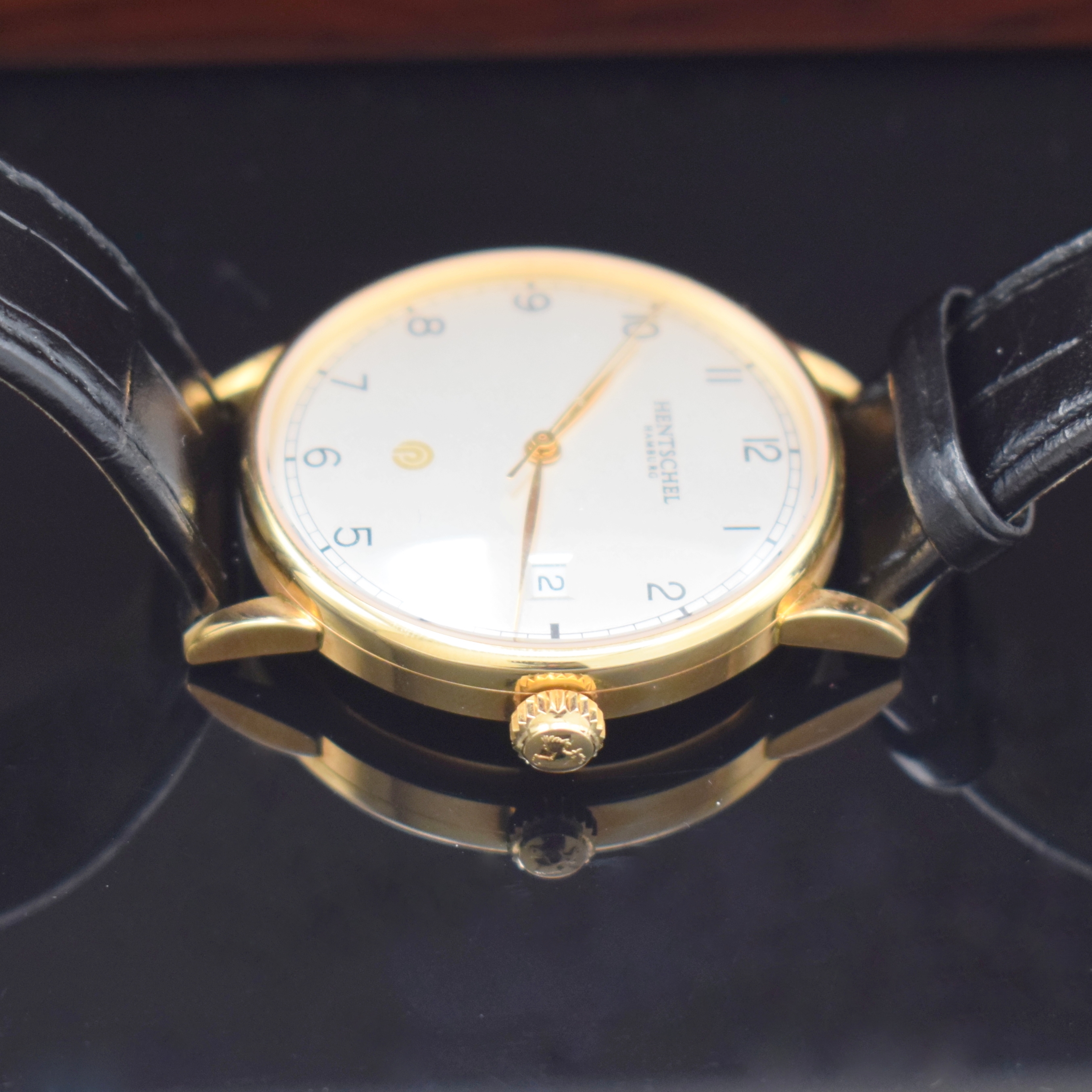 Detail b: HENTSCHEL Hamburg Herrenarmbanduhr in RG 750/000, Deutschland um 2011, Automatik, Boden m. Widmungsgravur aufgedr., silb. Zifferbl. m. arab. Zahlen, ...