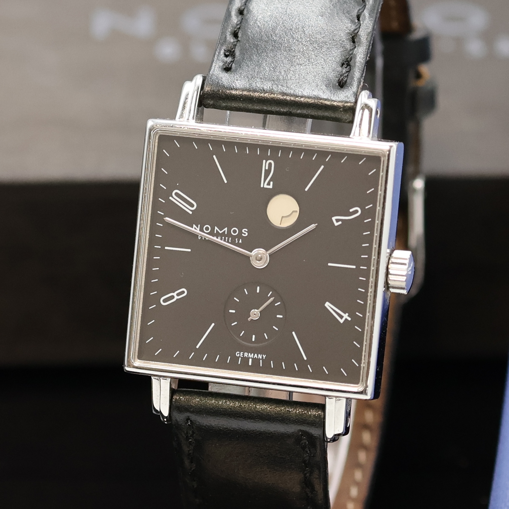 Detail a: NOMOS Tetra Tankwart auf 100 Stück limitierte Armbanduhr, Deutschland verk. lt. Pap. 03/2005, Handaufzug, Edelstahlgeh., Boden 4-fach verschr., ...