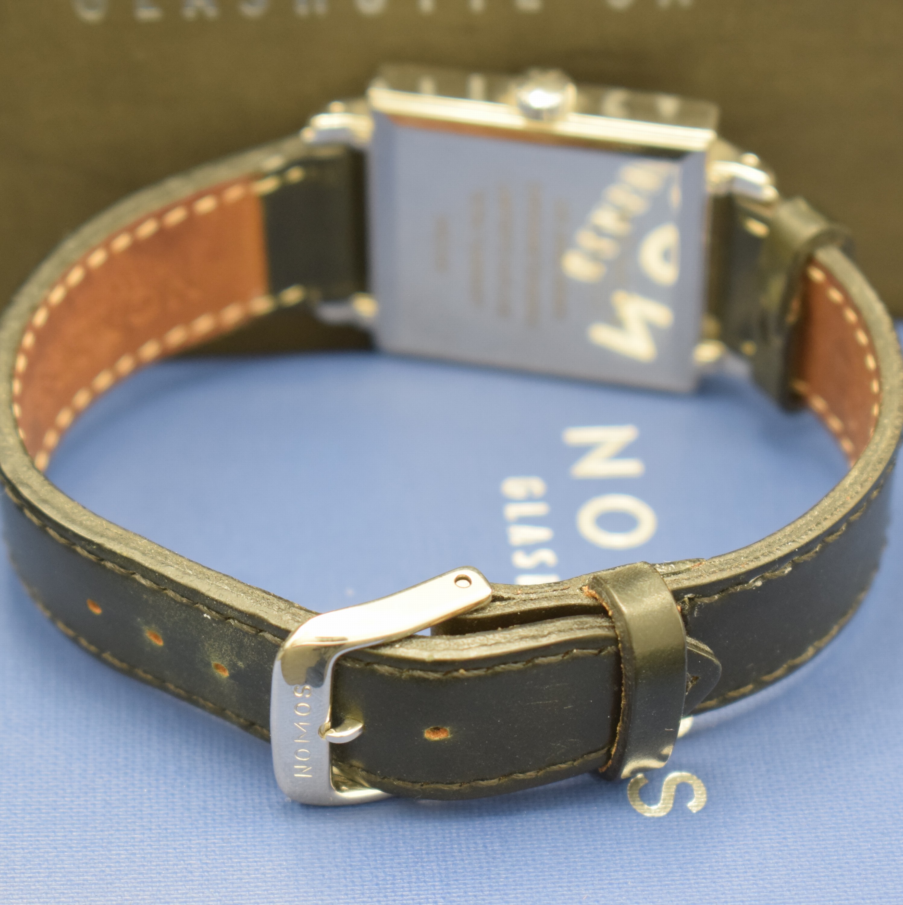 Detail b: NOMOS Tetra Tankwart auf 100 Stück limitierte Armbanduhr, Deutschland verk. lt. Pap. 03/2005, Handaufzug, Edelstahlgeh., Boden 4-fach verschr., ...