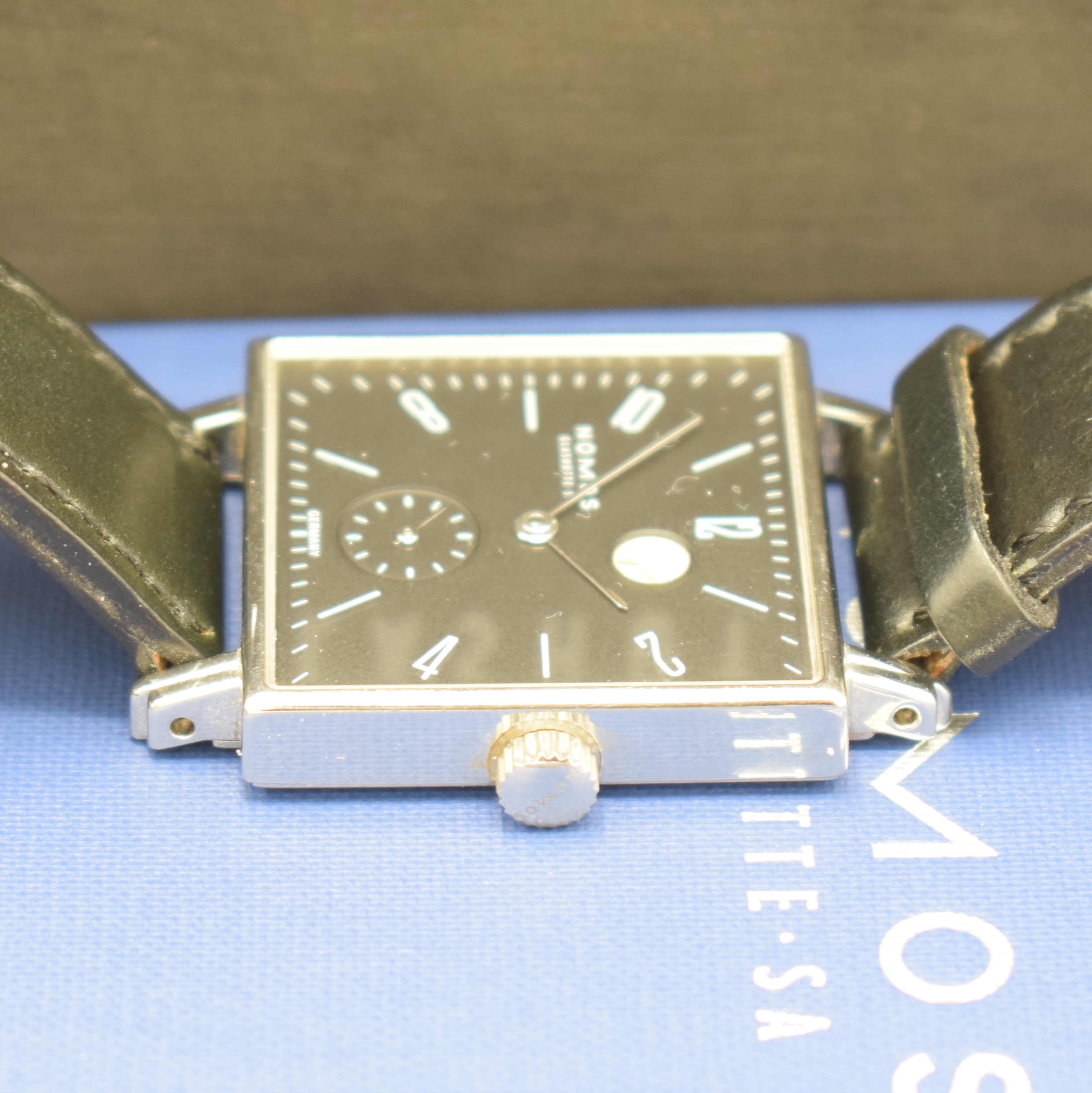 Detail c: NOMOS Tetra Tankwart auf 100 Stück limitierte Armbanduhr, Deutschland verk. lt. Pap. 03/2005, Handaufzug, Edelstahlgeh., Boden 4-fach verschr., ...