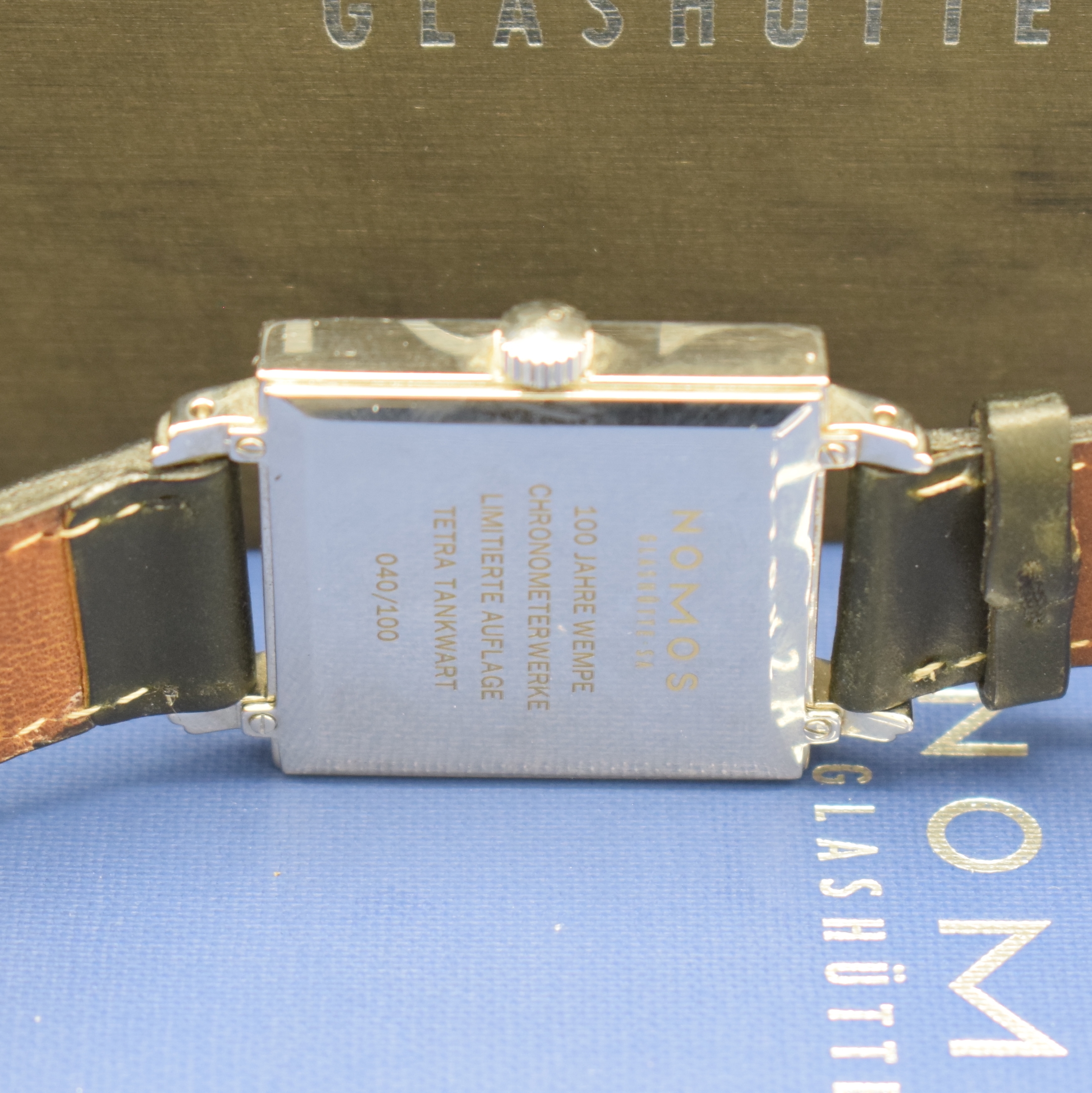 Detail d: NOMOS Tetra Tankwart auf 100 Stück limitierte Armbanduhr, Deutschland verk. lt. Pap. 03/2005, Handaufzug, Edelstahlgeh., Boden 4-fach verschr., ...